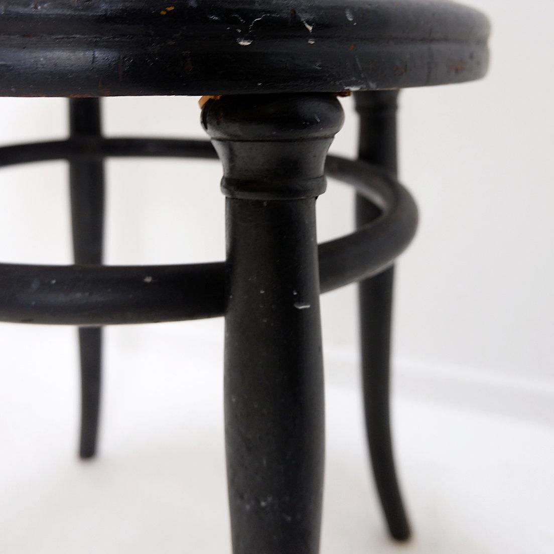Thonet schwarzer Bugholzhocker - 20. im Angebot 6