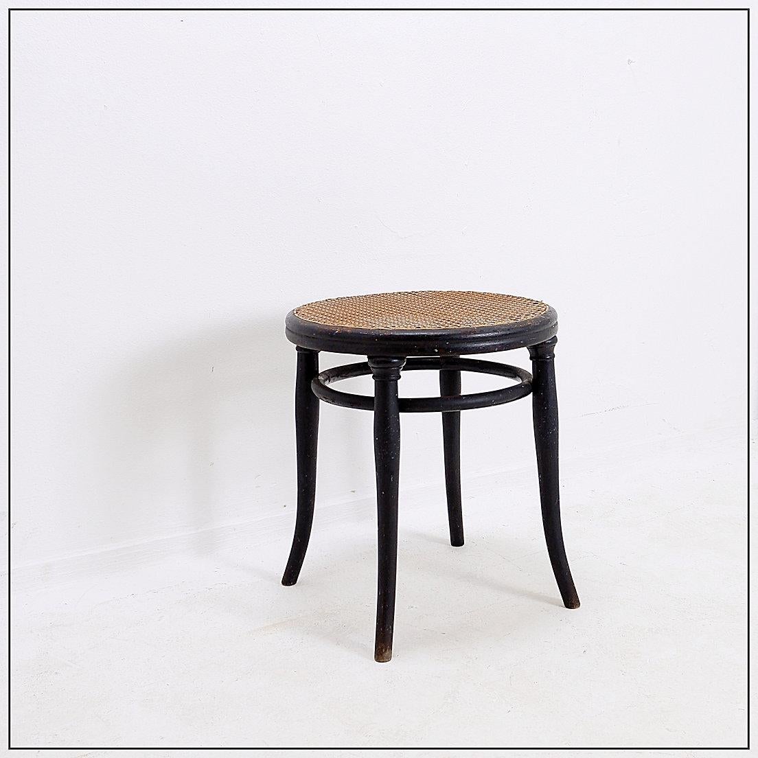 Thonet schwarzer Bugholzhocker - 20. im Angebot 7