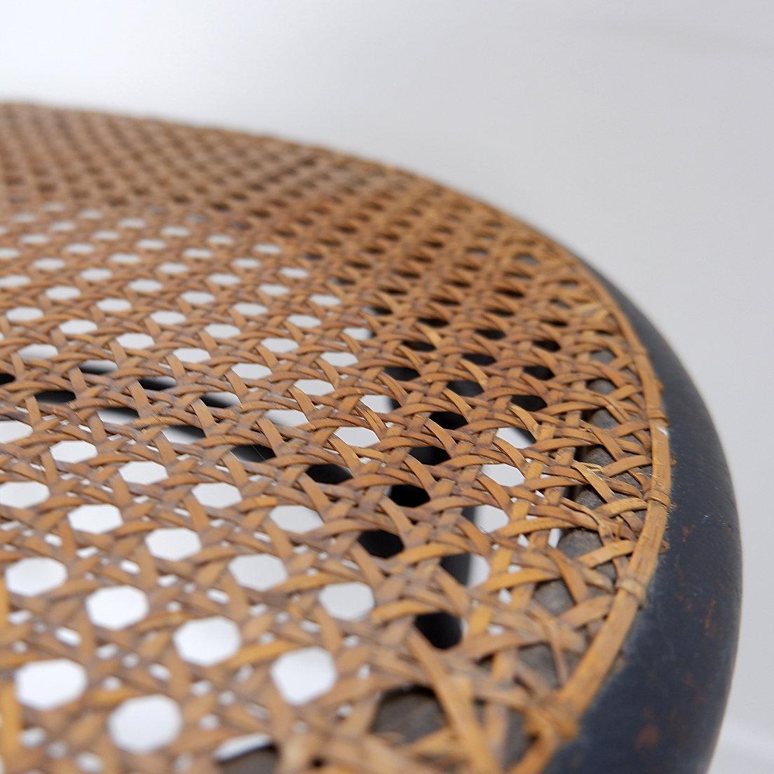 Thonet schwarzer Bugholzhocker - 20.
Thonet - Beistellhocker - Mid-Century
Maße: Ø 42cm H:47cm
MATERIALIEN : Holz - Schilfrohr
Herstellermarke unter dem Sitz eingeprägt. In gutem Zustand
Abnutzung entsprechend dem Alter und dem Gebrauch