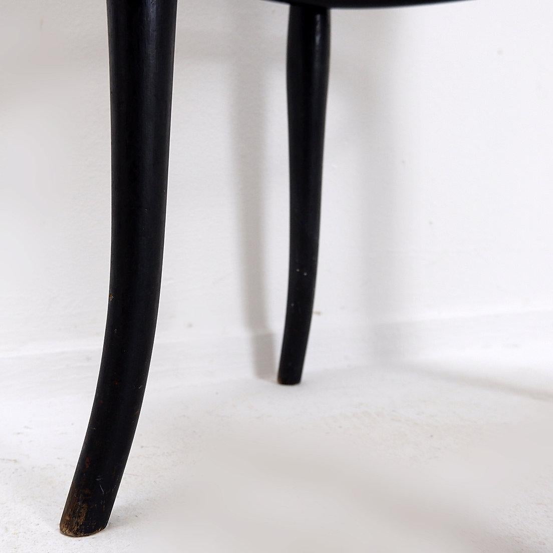 Thonet schwarzer Bugholzhocker - 20. (Art déco) im Angebot
