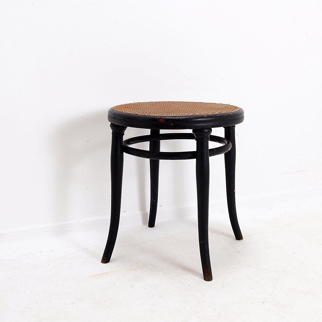 Thonet schwarzer Bugholzhocker - 20. (Europäisch) im Angebot