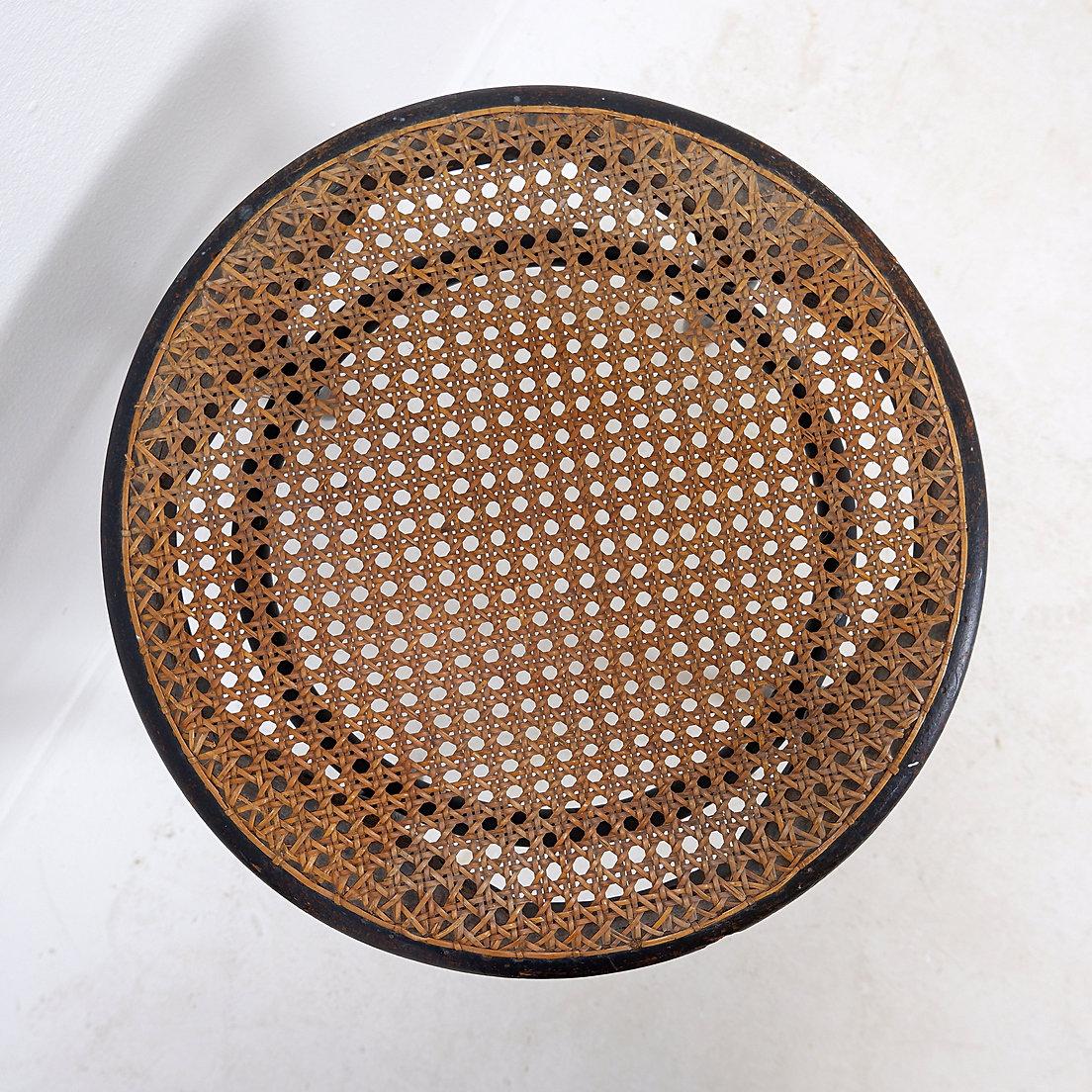Thonet schwarzer Bugholzhocker - 20. im Zustand „Gut“ im Angebot in Linkebeek, BE