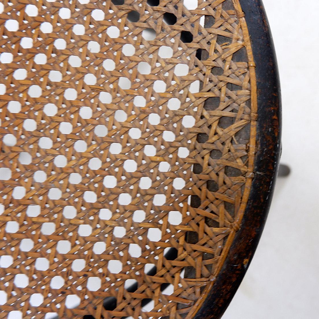 Thonet schwarzer Bugholzhocker - 20. (20. Jahrhundert) im Angebot