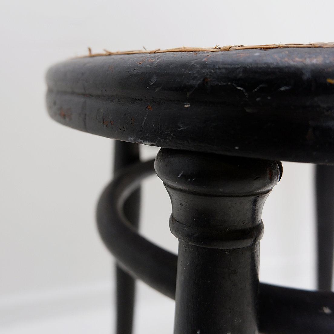 Thonet schwarzer Bugholzhocker - 20. (Gehstock) im Angebot