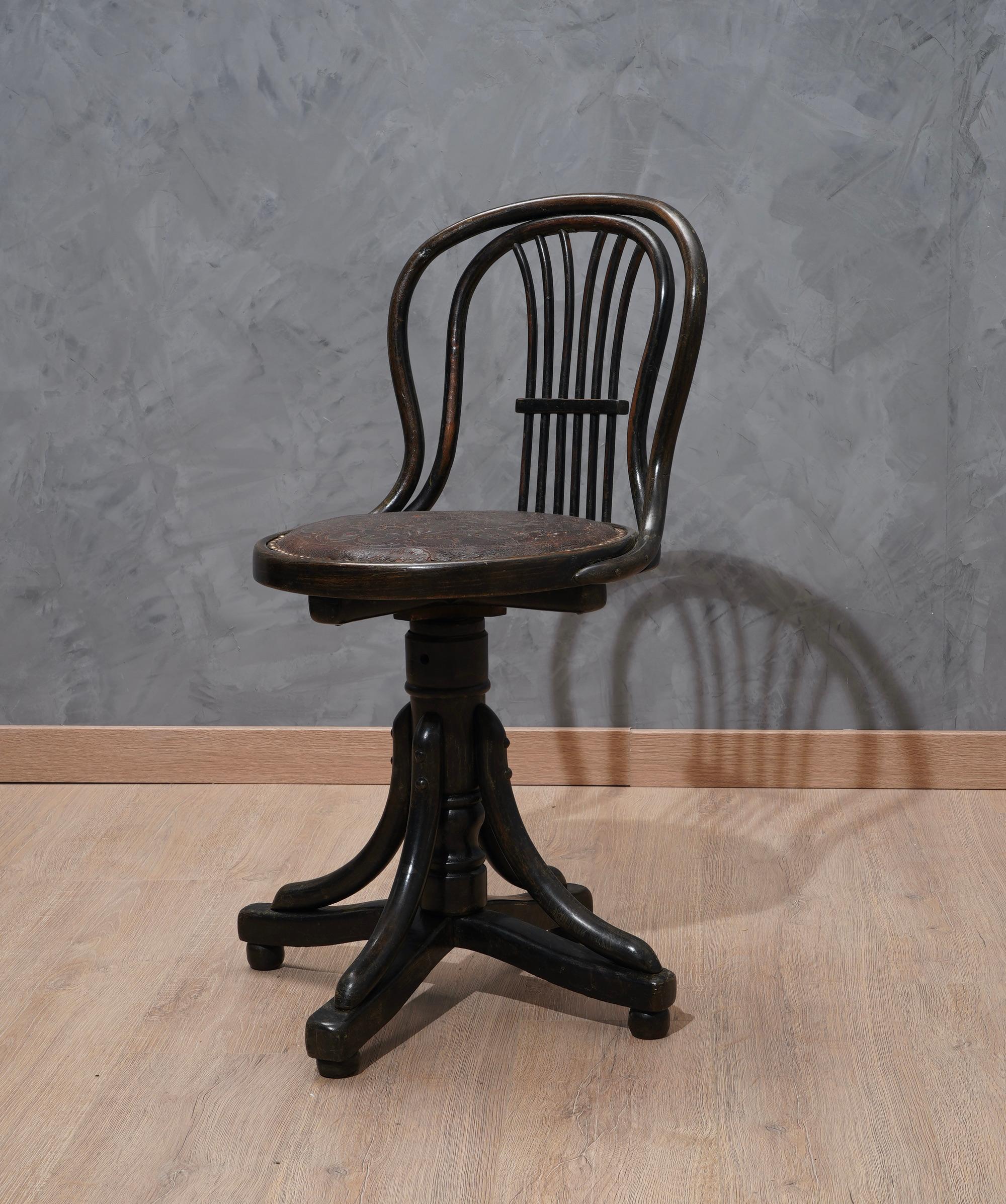 Thonet Drehstuhl für Klavier vom Ende des 19. Jahrhunderts.

Der Stuhl aus gebogenem Holz ist ganz aus Holz und mit schwarzem Schellack poliert. Der runde Sitz ist noch mit dem Originalleder bezogen und rundum mit Metallknöpfen versehen. Die