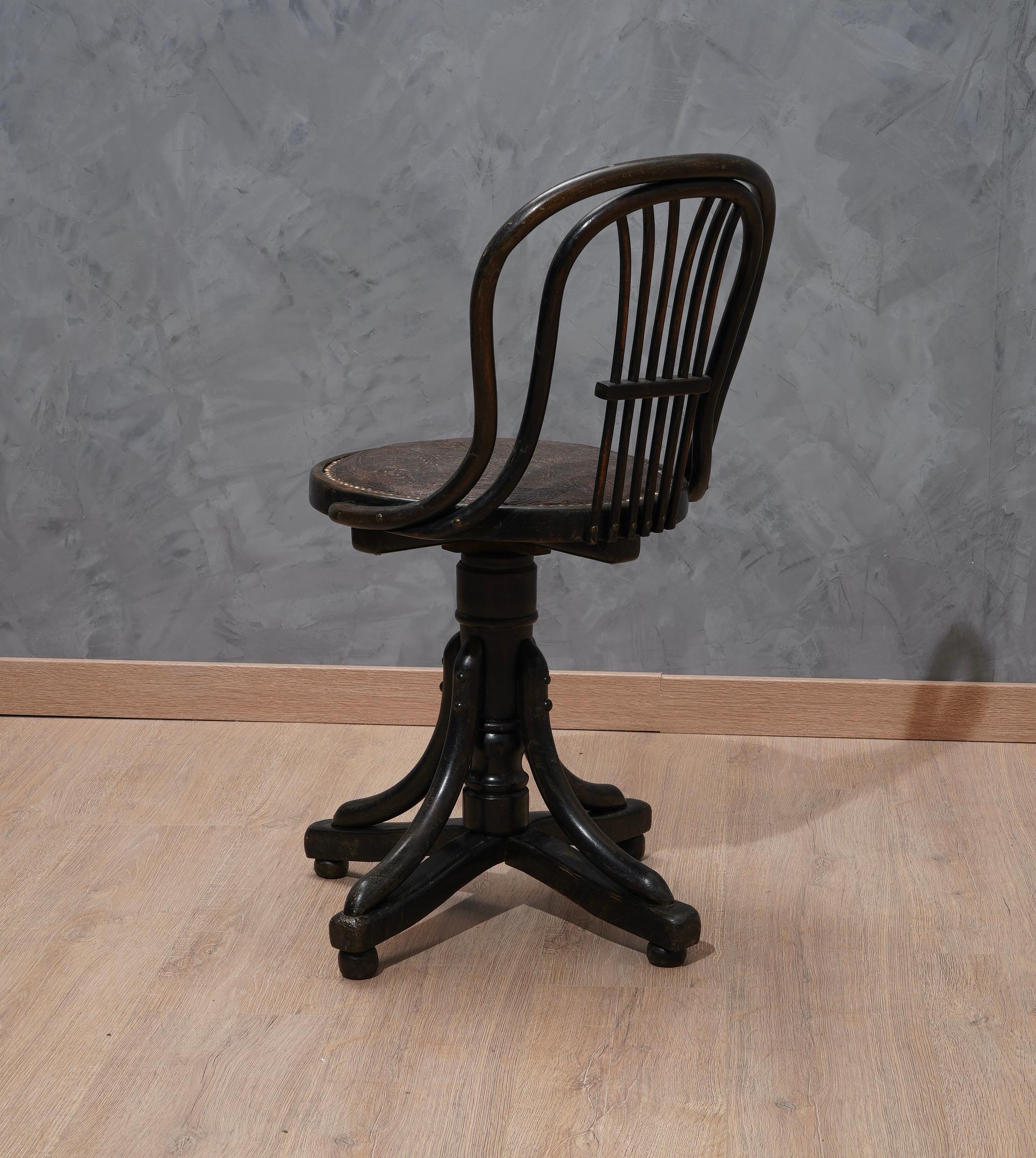 Thonet Schwarzer drehbarer österreichischer Jugendstilstuhl, 1890 im Angebot 1