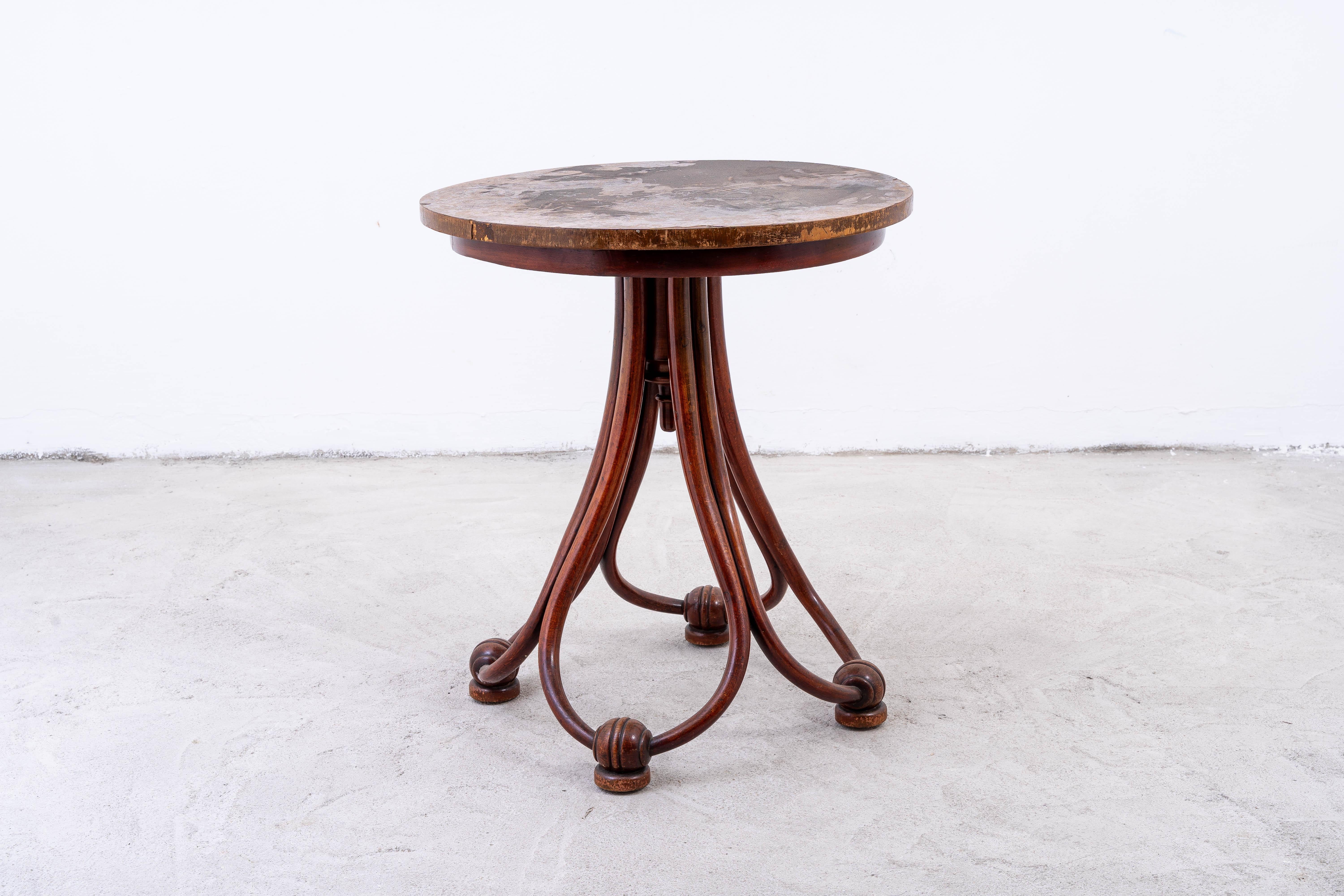 Thonet - Michael Thonet - Beistelltisch - Buche
Österreich, Jugendstil - CIRCA 1900-1910

Dieser wunderschöne Beistelltisch, entworfen von dem berühmten Michael Thonet, ist ein Beispiel für die Eleganz und Handwerkskunst des Jugendstils im