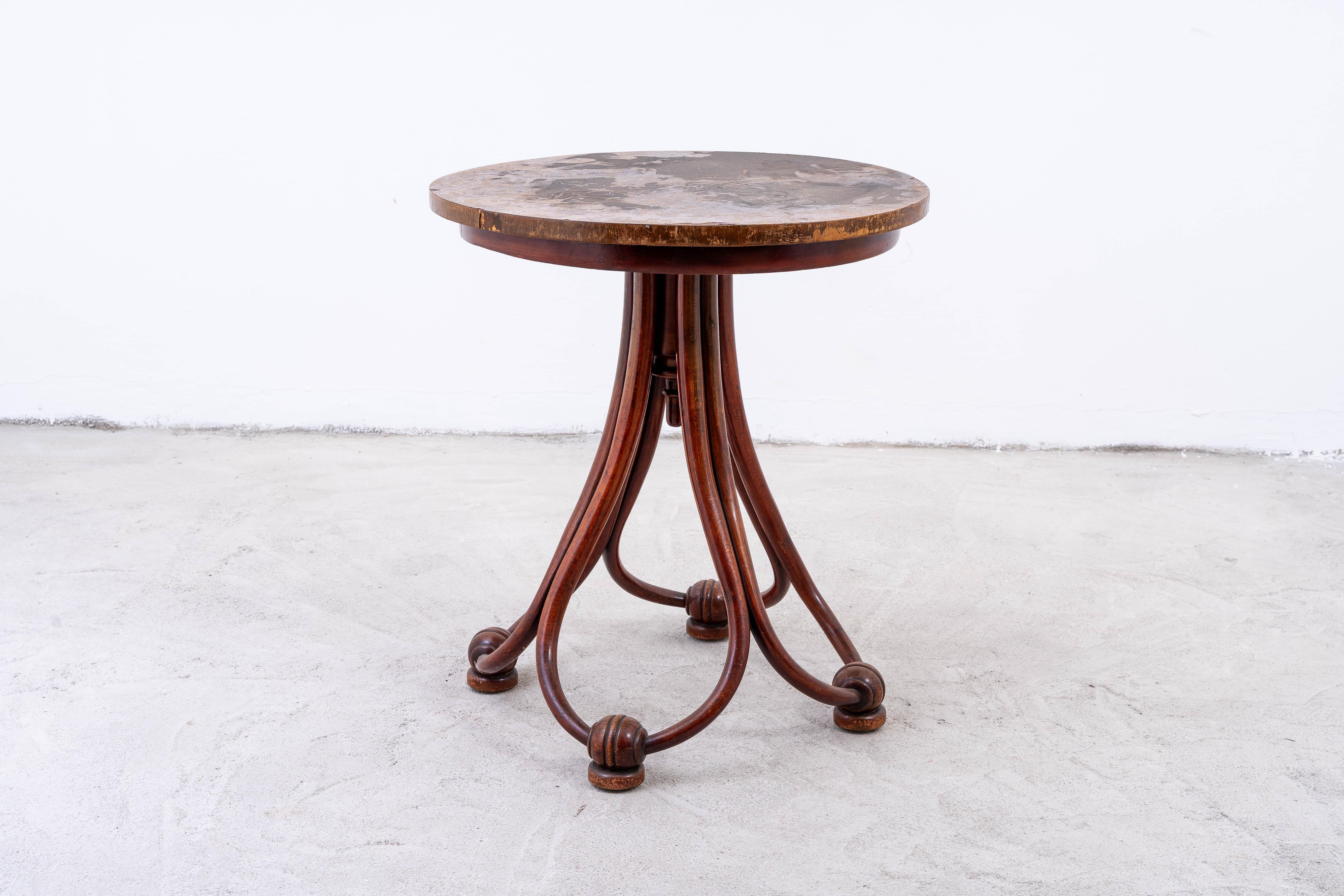 Thonet – von Michael Thonet – Beistelltisch – Buche (Österreichisch) im Angebot