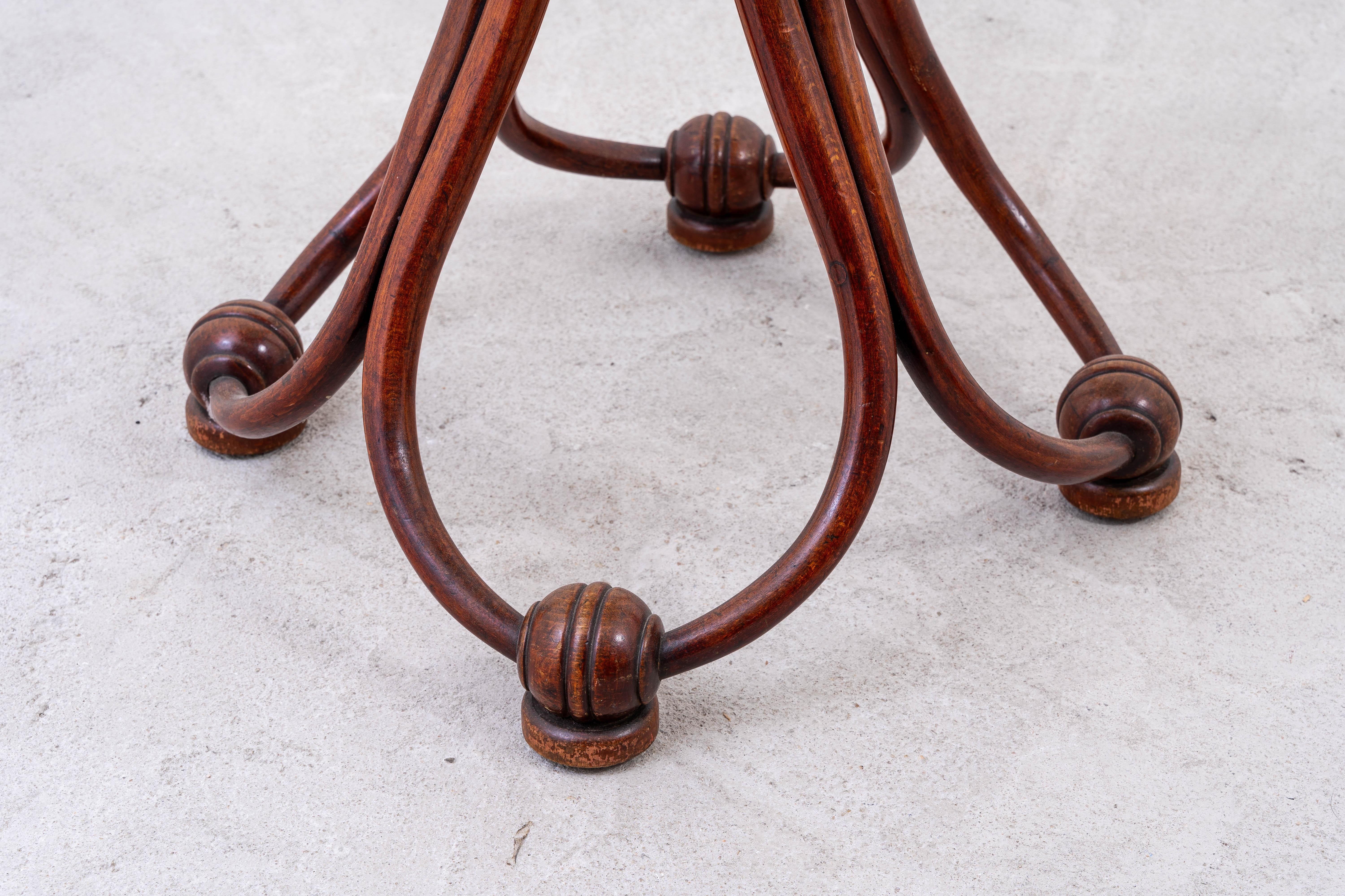 Thonet – von Michael Thonet – Beistelltisch – Buche im Zustand „Relativ gut“ im Angebot in Budapest, HU