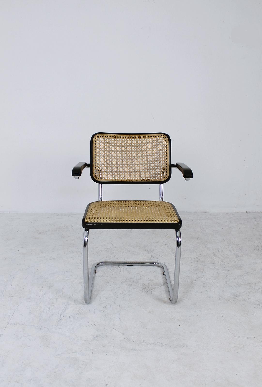 Der Stuhl B64 wurde 1927 von Marcel Breuer für Thonet entworfen. 
Diese originellen Thonet-Stühle sind aus verchromtem Stahlrohr:: dunkel gebeizter Buche:: Bugholz und Rohr gefertigt. 
Der erste Hersteller des B64 war Thonet:: der 1927 mit der