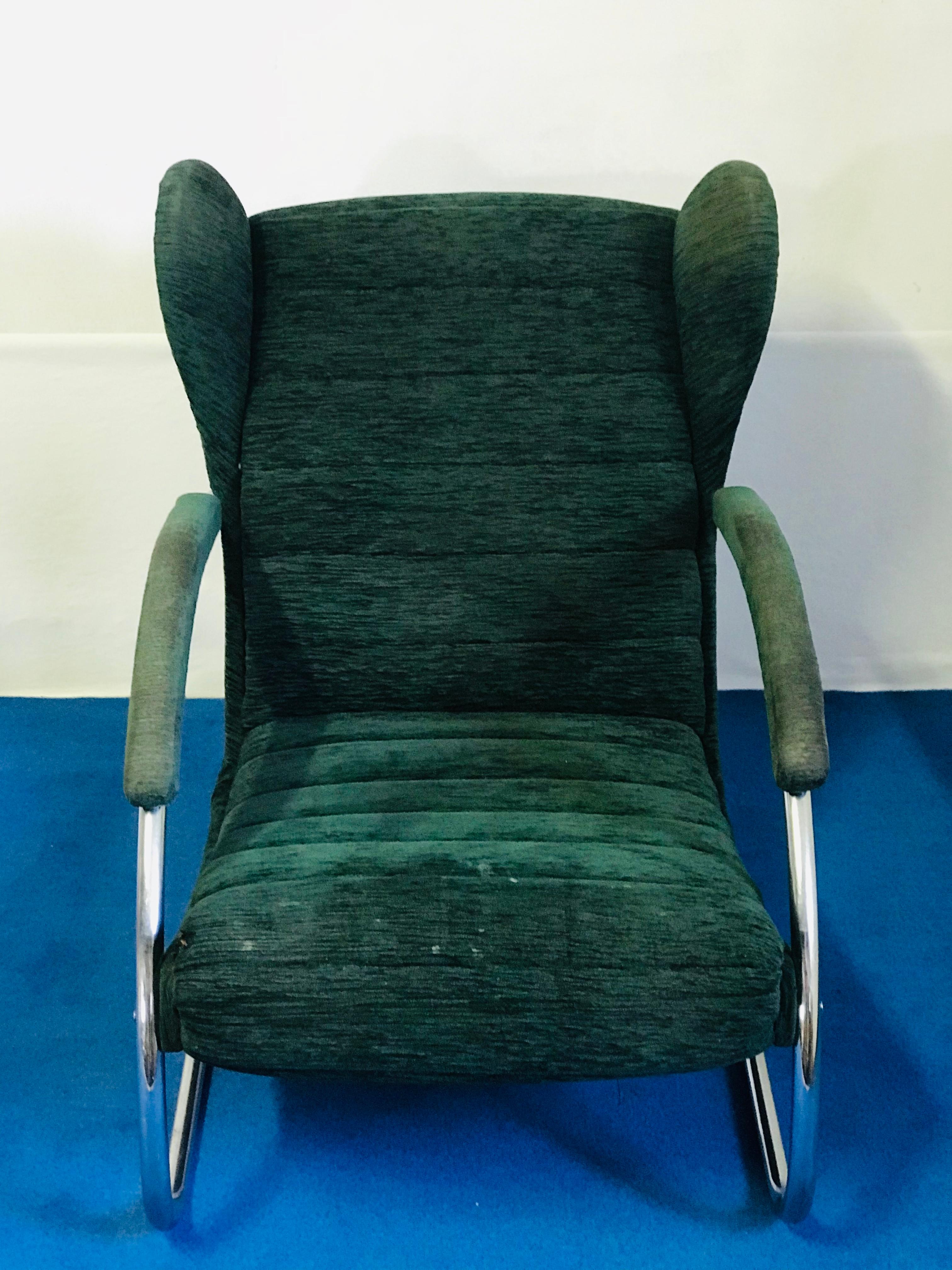 The chair is in the origin condition. It is suitable for upholstery. The construction is chrome (95%) and original condition too.