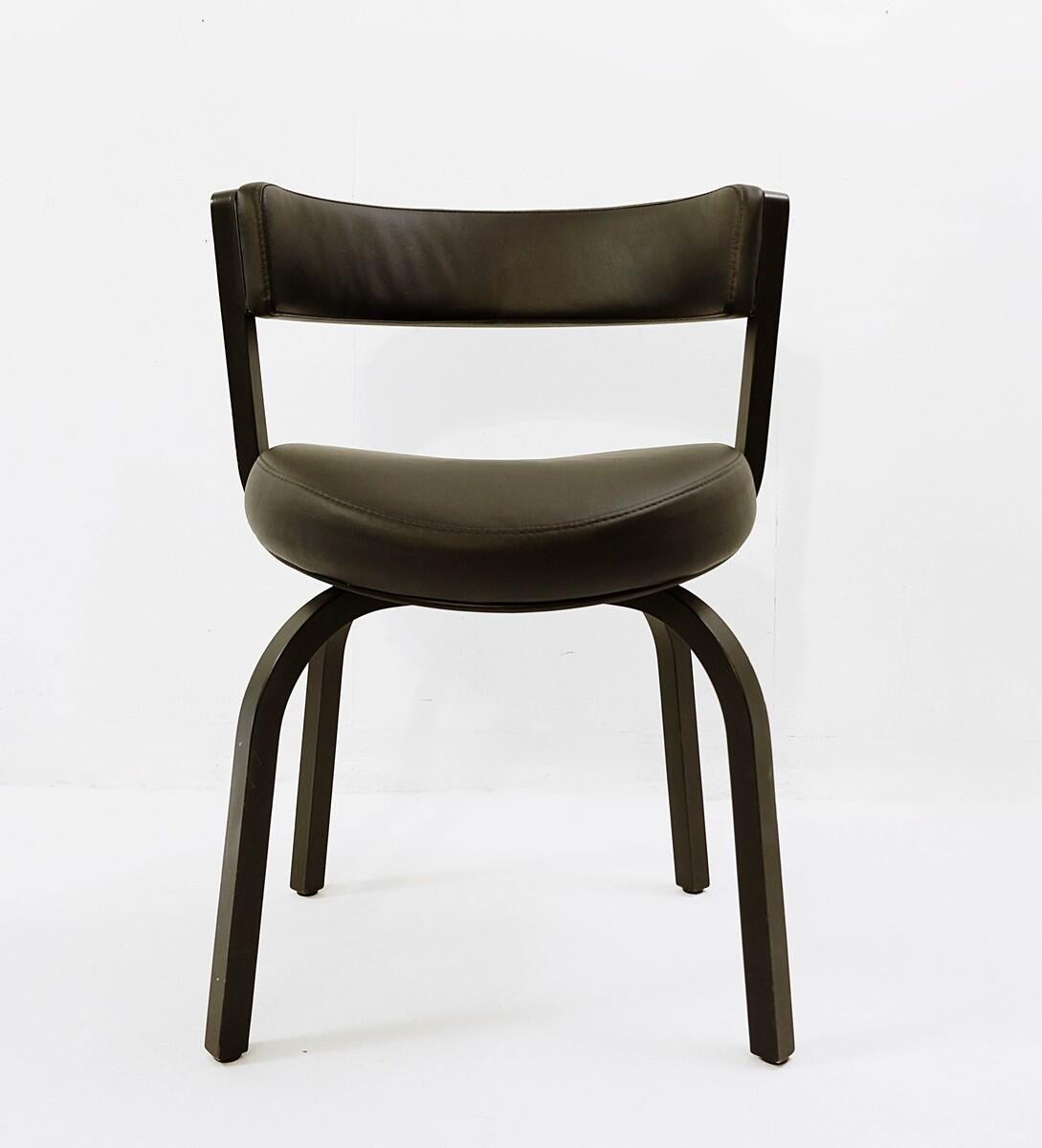 Thonet-Stuhl 404 aus schwarzem Holz und Leder (Metall) im Angebot