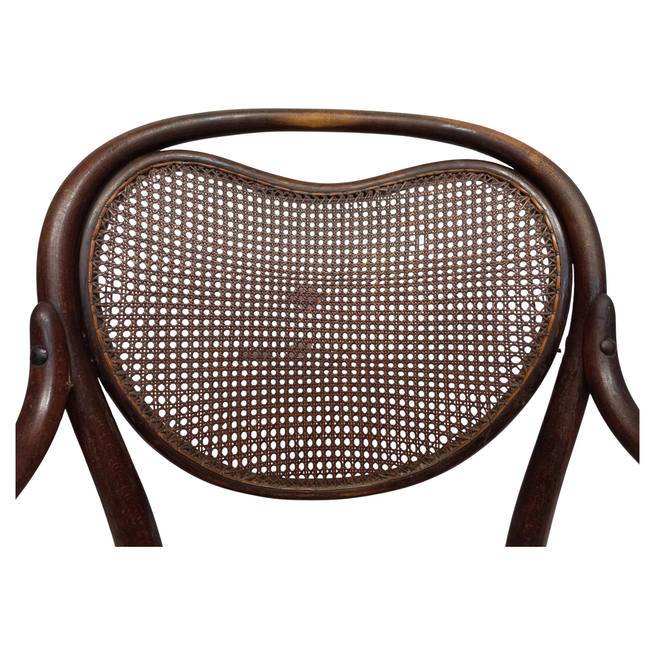 Thonet Stuhl aus den 1870er Jahren mit geschwungenen Armlehnen im Angebot 1