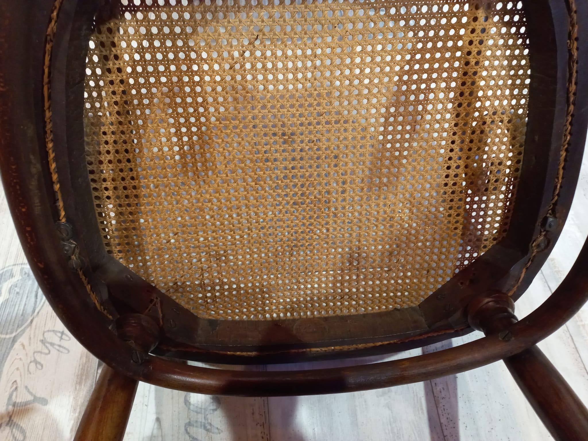 Thonet Stuhl aus den 1870er Jahren mit geschwungenen Armlehnen im Angebot 3