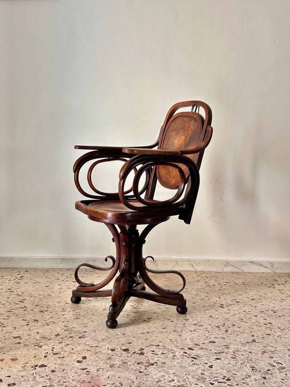 Thonet chair in curved wood, barber chair, circa 1920 In Good Condition For Sale In Vittoria, IT