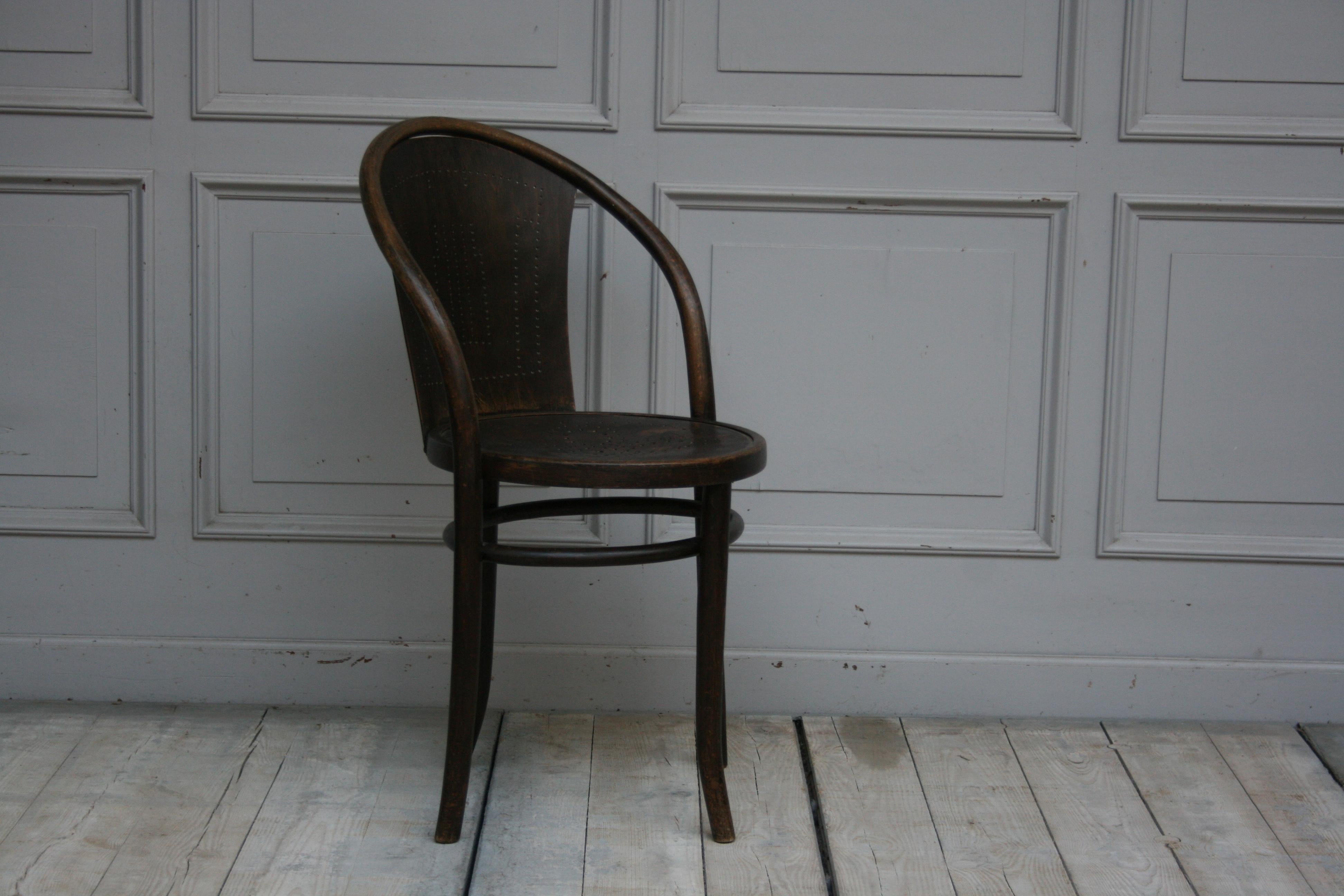 Seltener, sehr früher Stuhl des Modells 47 von Thonet mit gebogenem Buchenholzrahmen und schönen, gelochten Sitzdetails, um 1911. Entwurf von Michael Thonet. 

Abmessungen: Sitzhöhe 46,5 cm; Durchmesser ca. 46 cm; Höhe 83 cm.