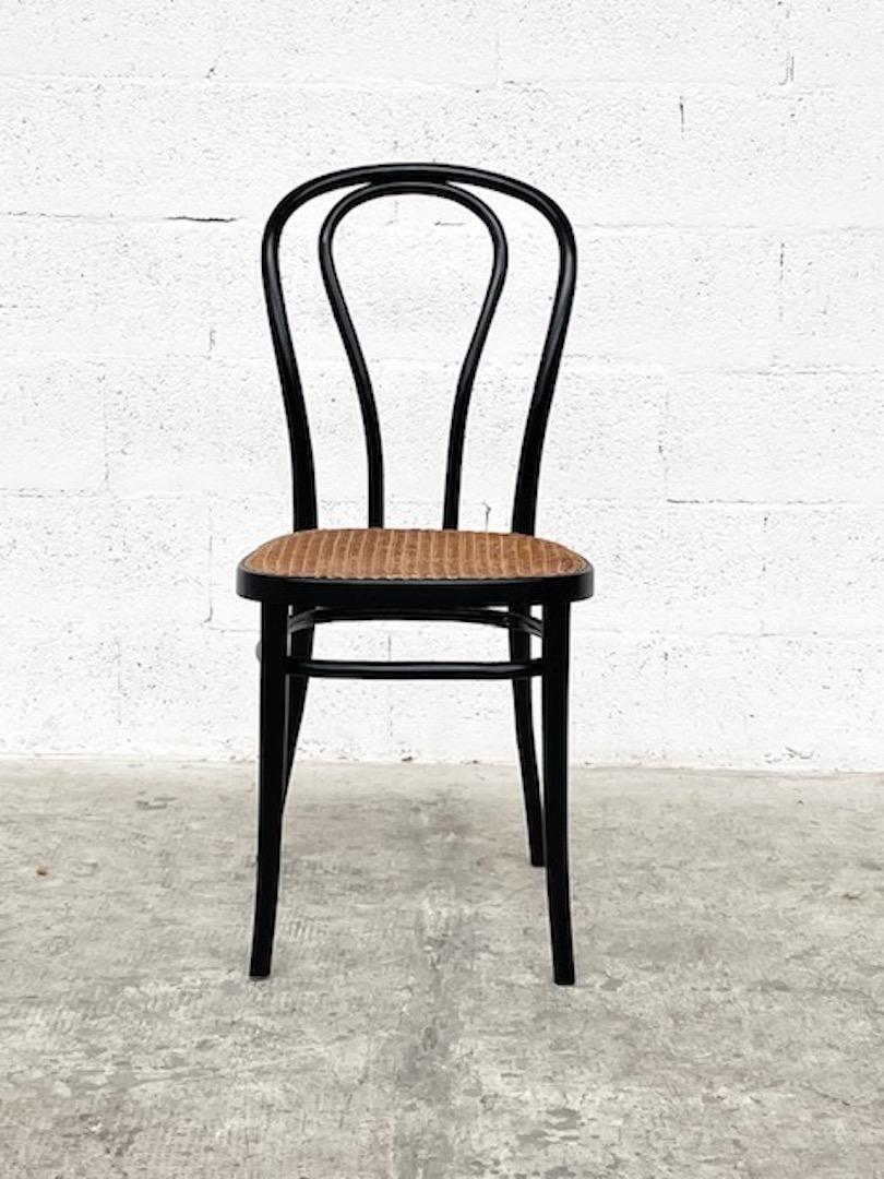 Thonet Stuhl - Original Herbatschek Serie n ° 243711 - quadratischen Sitz - in schwarz lackiertem Buchenholz und Wien Stroh. Sehr guter Zustand - keine Restaurierung - der Stuhl wurde nie zum Sitzen benutzt. 
Der große Sitz und die ergonomische