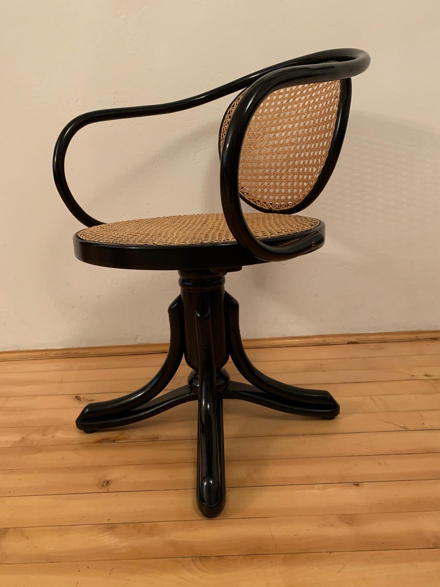 Thonet chair, ZPM Radomsko, Bentwood model 5501. Design from 1900-1920. Armchair completely original, without renovation. Very good condition. Excellent performance bent wood, cast iron, raffia and brass screws. The Bentwood chair model 5501 is one