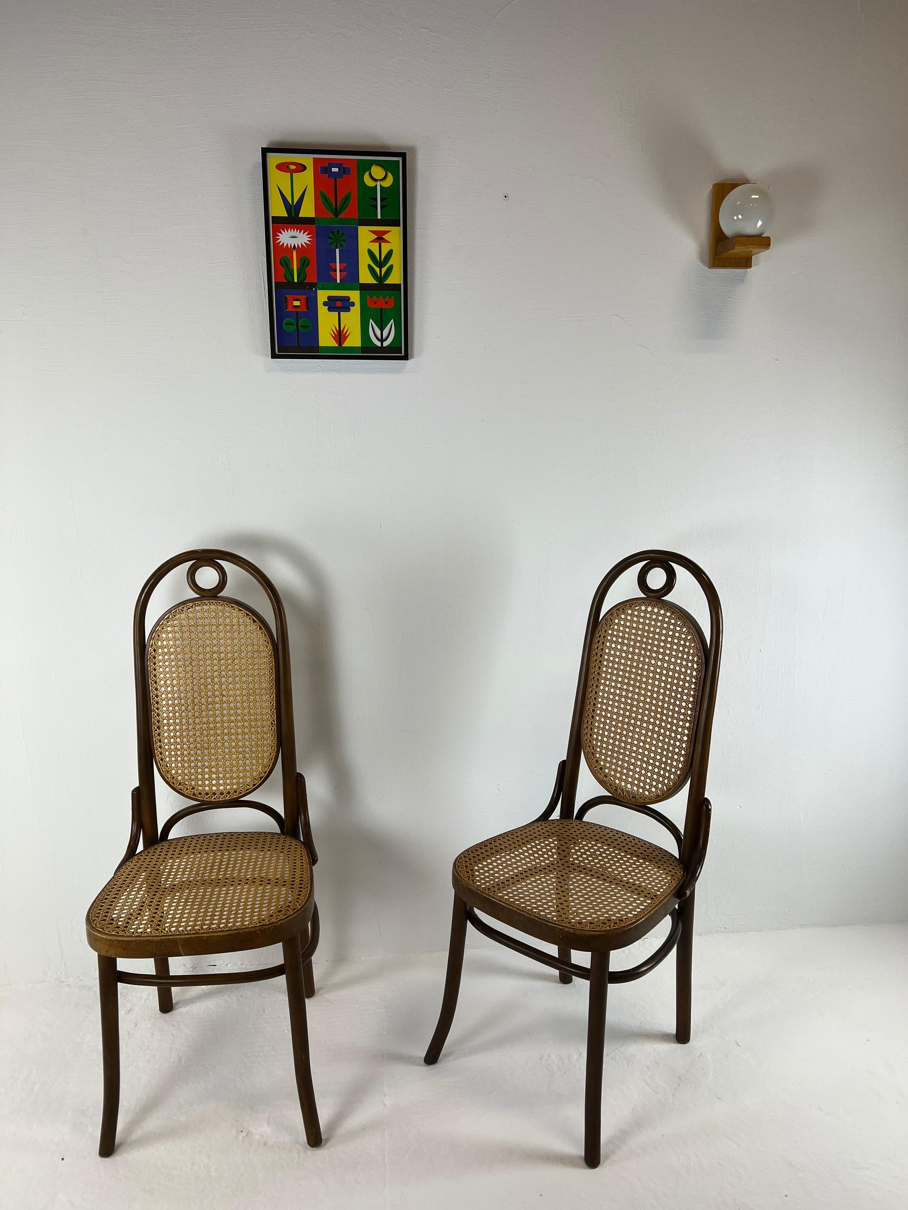 Superb pair of emblematic chairs, Thonet creation around 1865, these copies probably produced by ZPM Radomsko in the mid-20th century. Only wear marks of color are visible at the level of the friction zones.