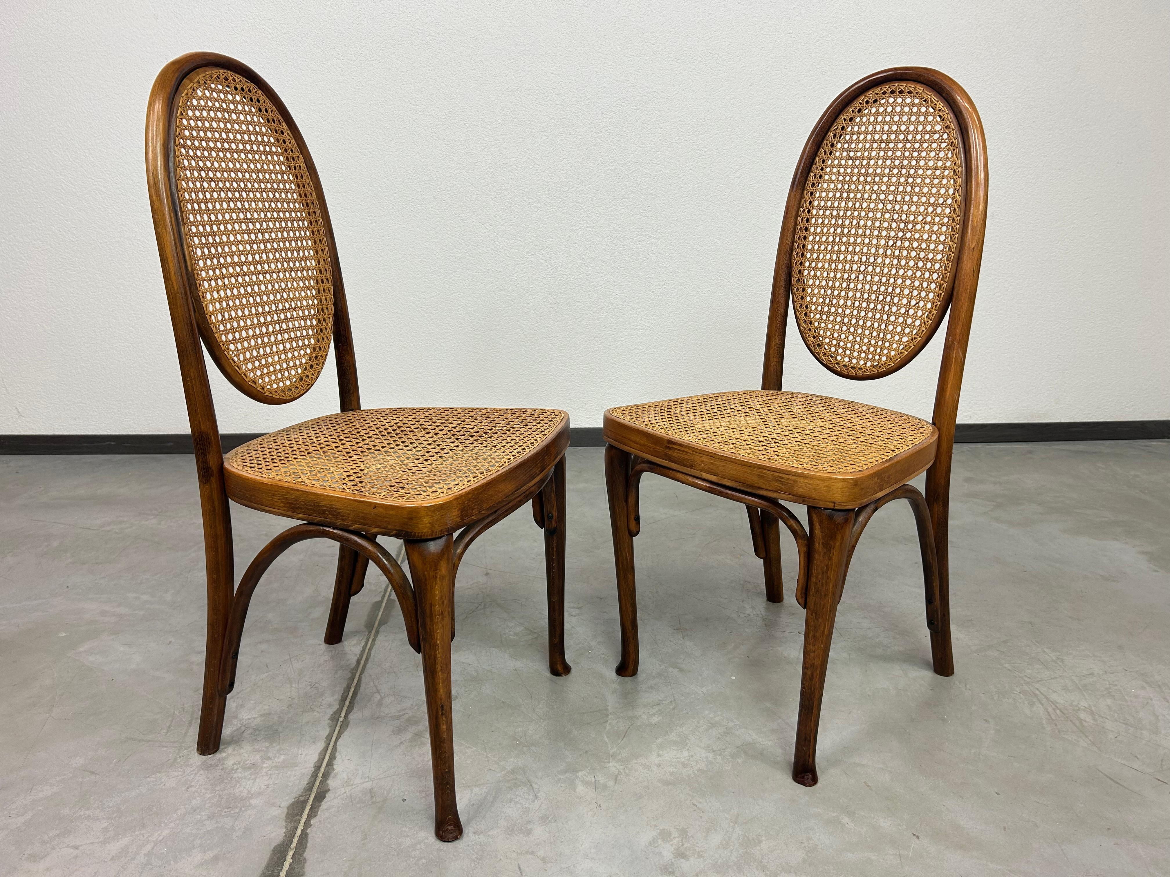 Thonet Stühle Nr.567 von Otto Prutscher für Café Heinrichshof in sehr schönem Originalzustand mit Gebrauchsspuren.