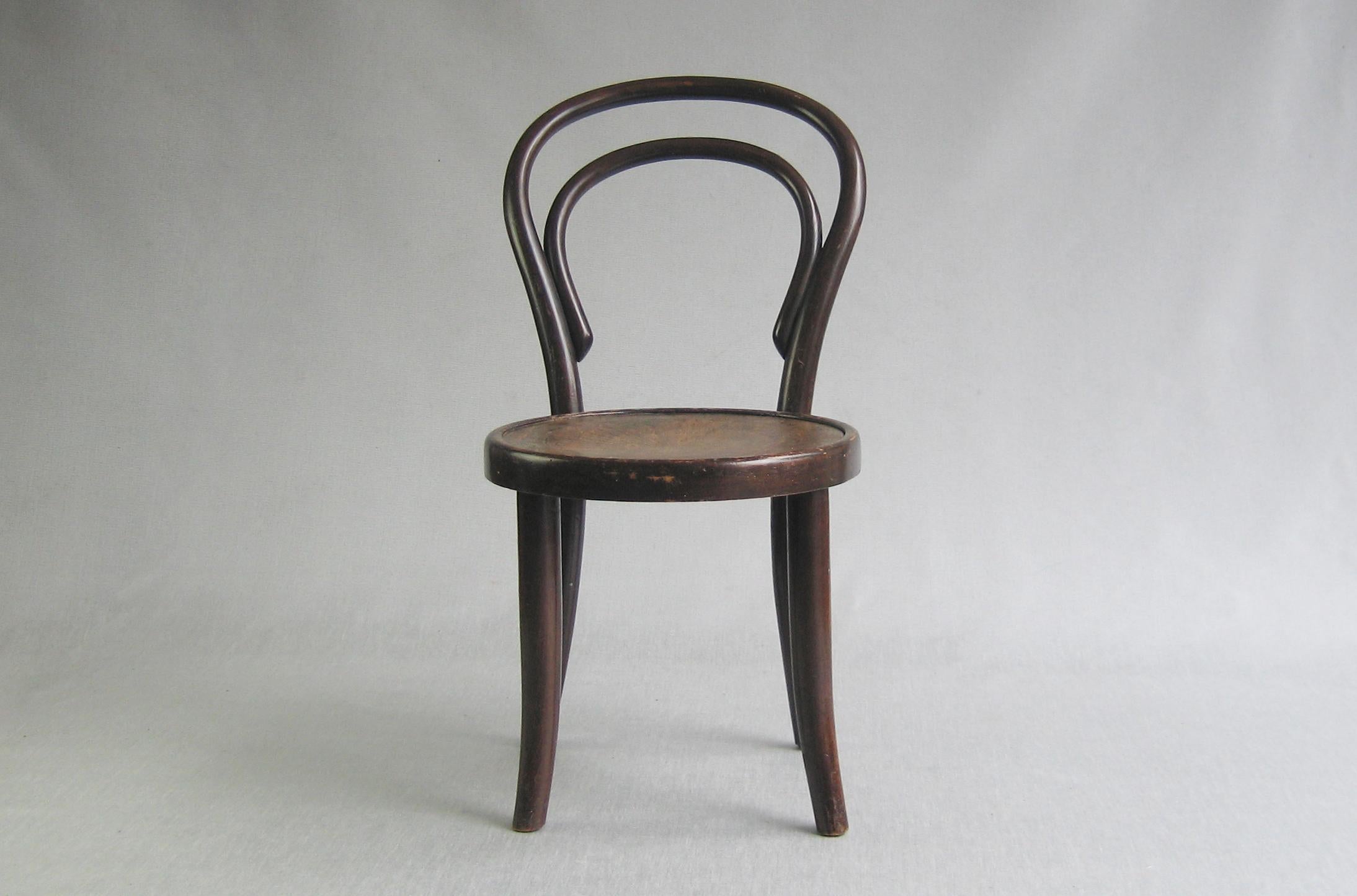 Thonet Child Chair No14 / designed 1859 Vienna / Stamped and labeled / Bentwood In Fair Condition In EINDHOVEN, NL