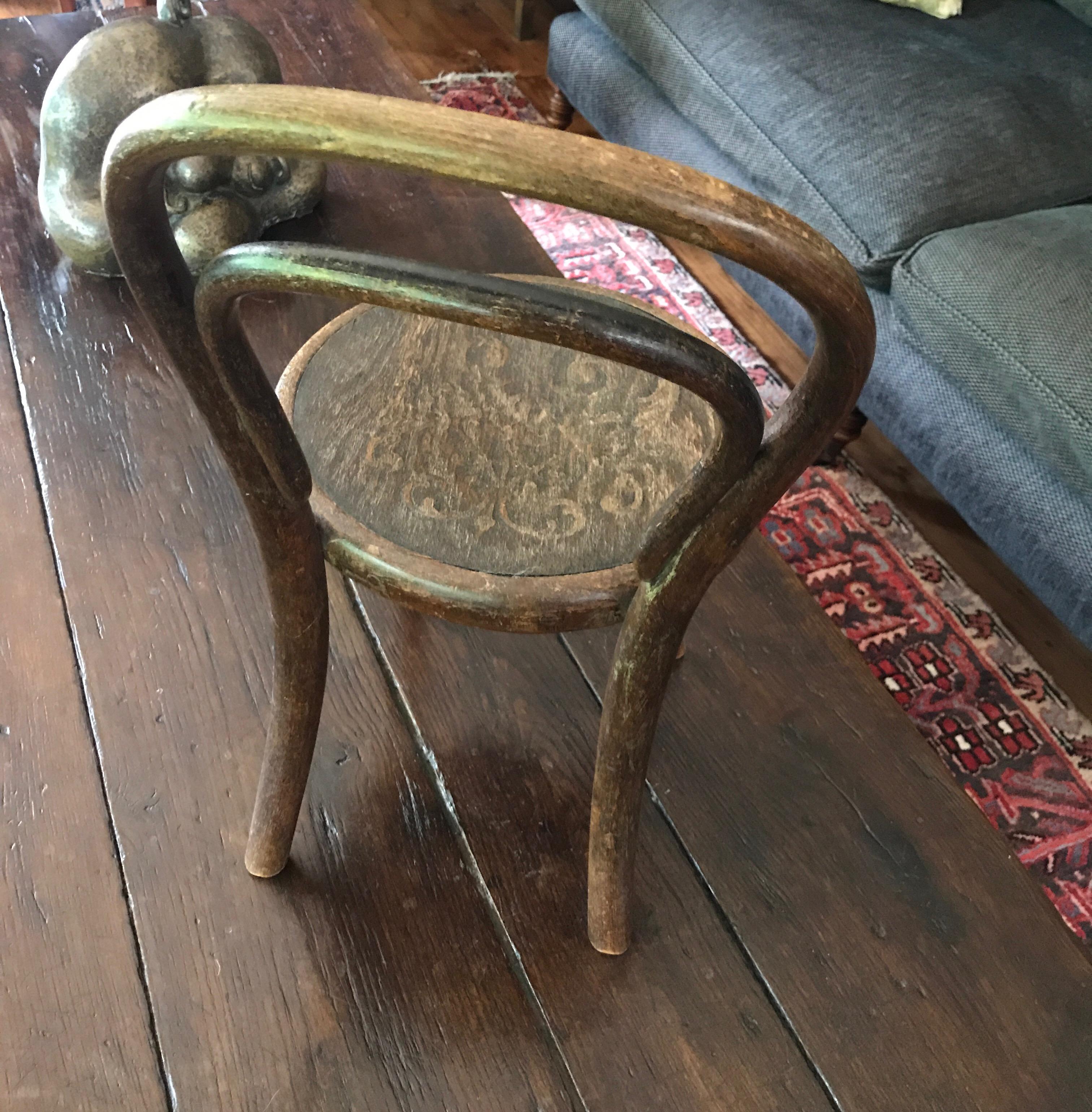 Austriaco Sedia per bambini Thonet con seduta in compensato, originale, primo modello, timbrata ed etichettata in vendita