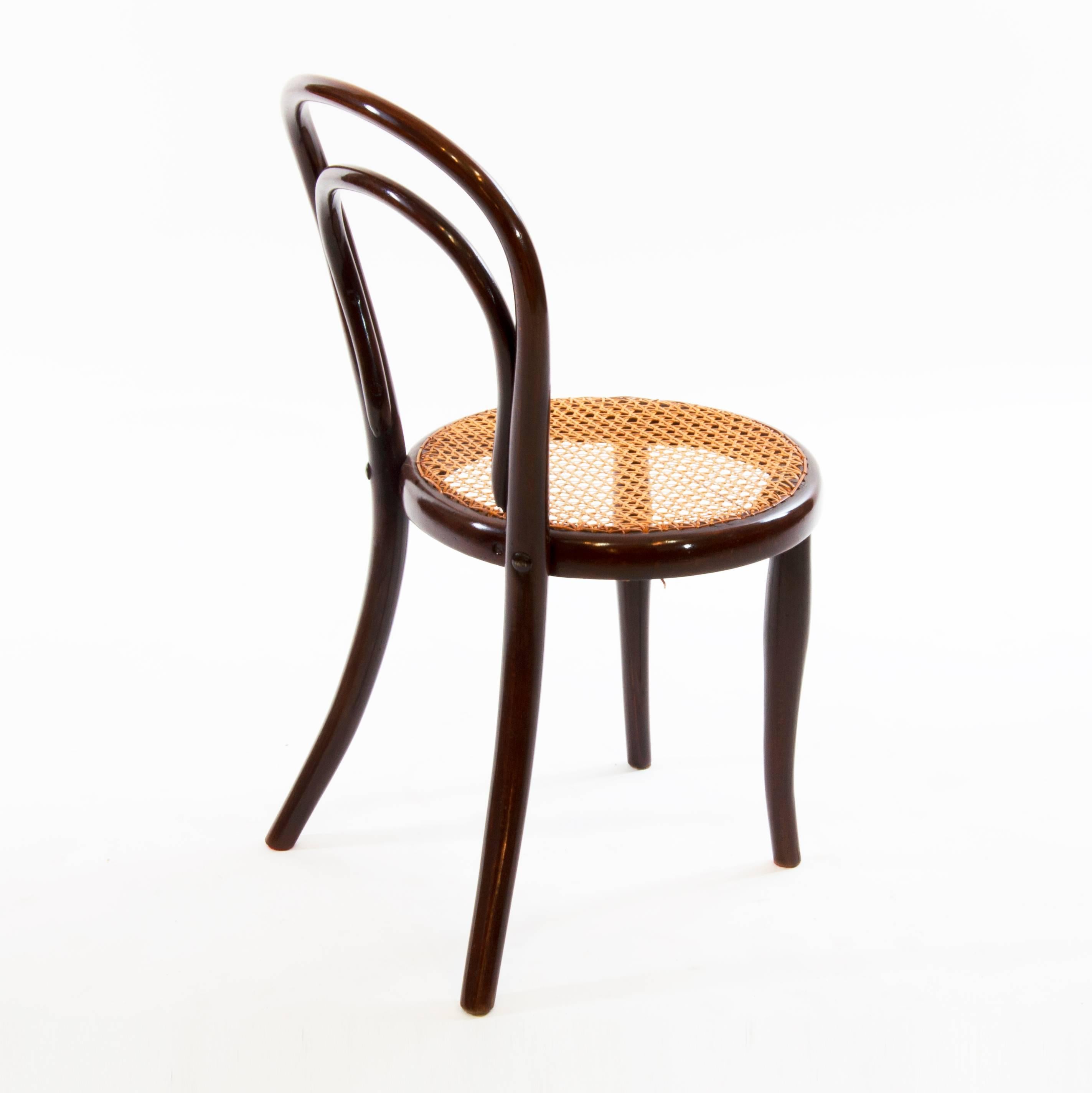 Sehr seltener, antiker und österreichischer Thonet-Stuhl, der zwischen 1890-1900 hergestellt wurde und von den Gebrüdern Thonet entworfen wurde.
Das Unternehmen Thonet wurde von Michael Thonet gegründet und von seinem Sohn stark ausgebaut. Sie