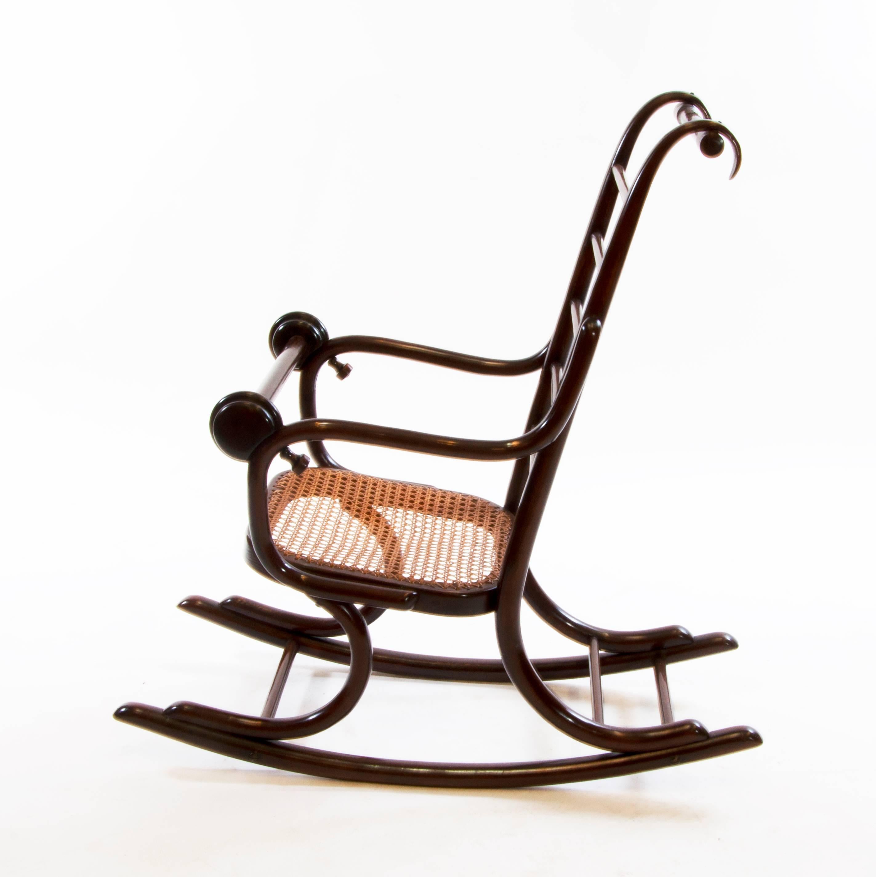 Sehr seltener und antiker Thonet-Stuhl, der zwischen 1920-1929 hergestellt wurde und in Zusammenarbeit mit Professor Epstein im Jahr 1920 von der Firma Gebruder Thonet entworfen wurde.

Das Unternehmen Thonet wurde von Michael Thonet gegründet und