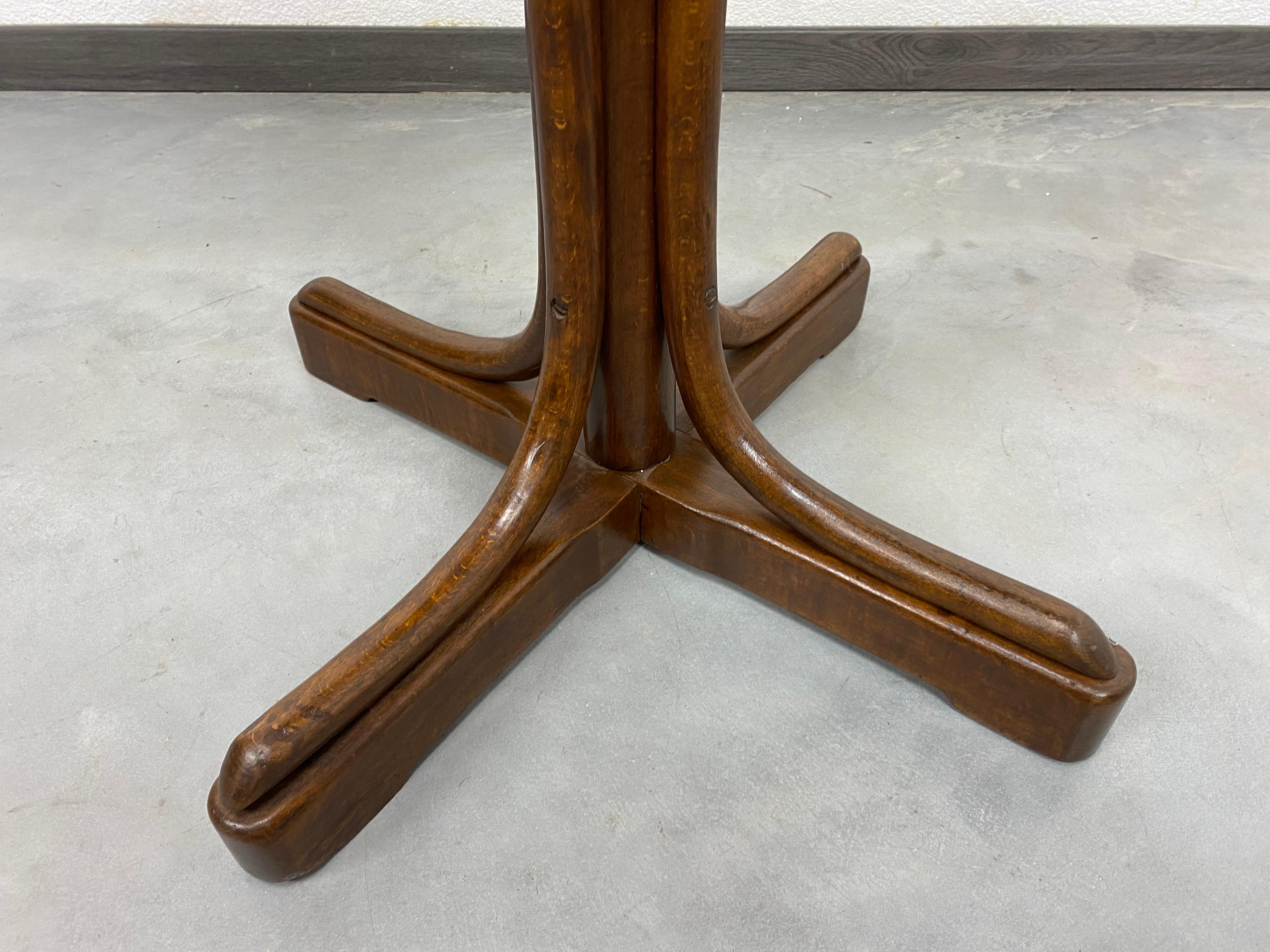 Thonet Couchtisch (Wiener Secession) im Angebot