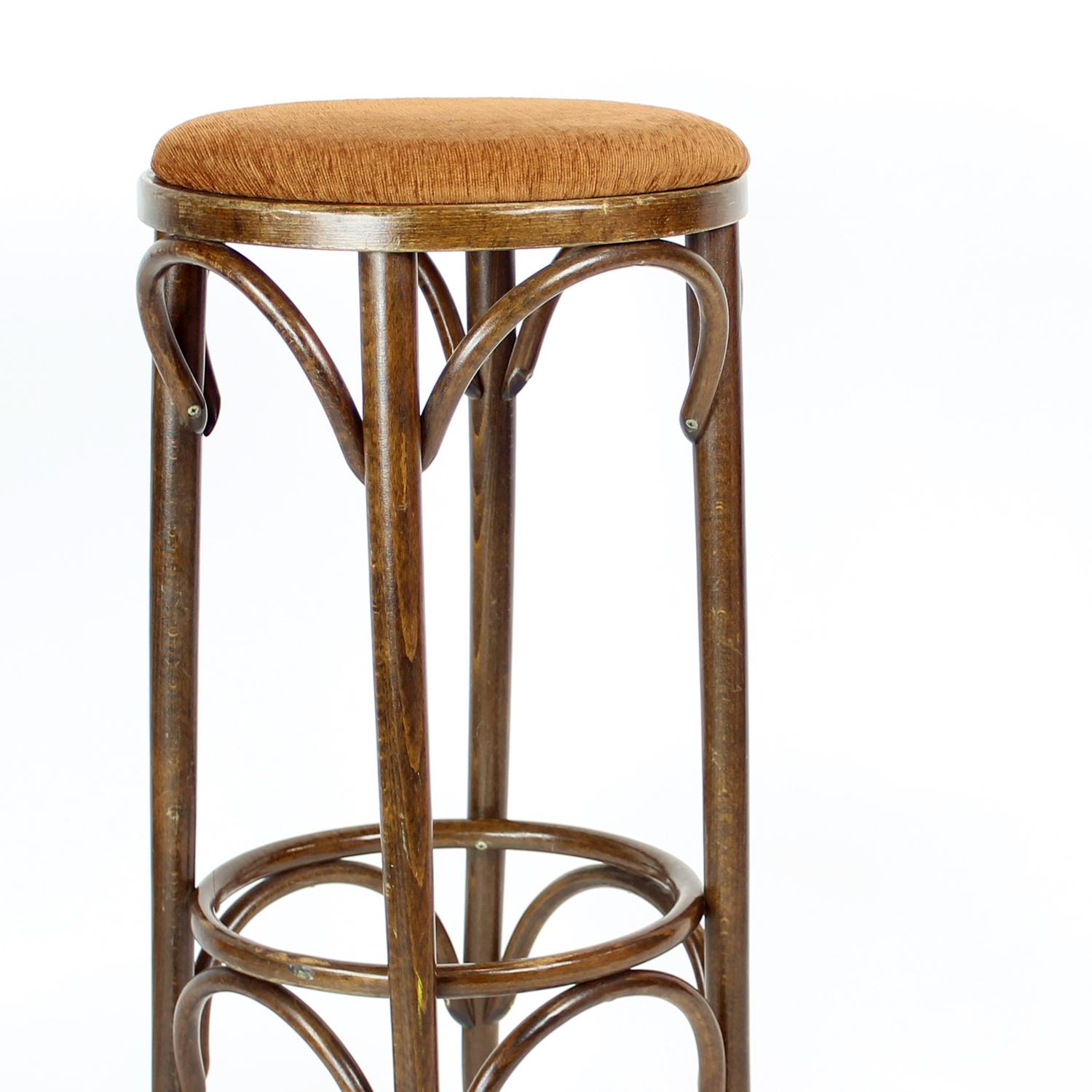 Un magnifique ensemble de six tabourets de bar hauts vintage, fabriqués dans les années 1960 par TON en Tchécoslovaquie, selon le design original en bois courbé de Thonet No. 73. Fabriqués en bois de hêtre courbé, ces tabourets iconiques sans