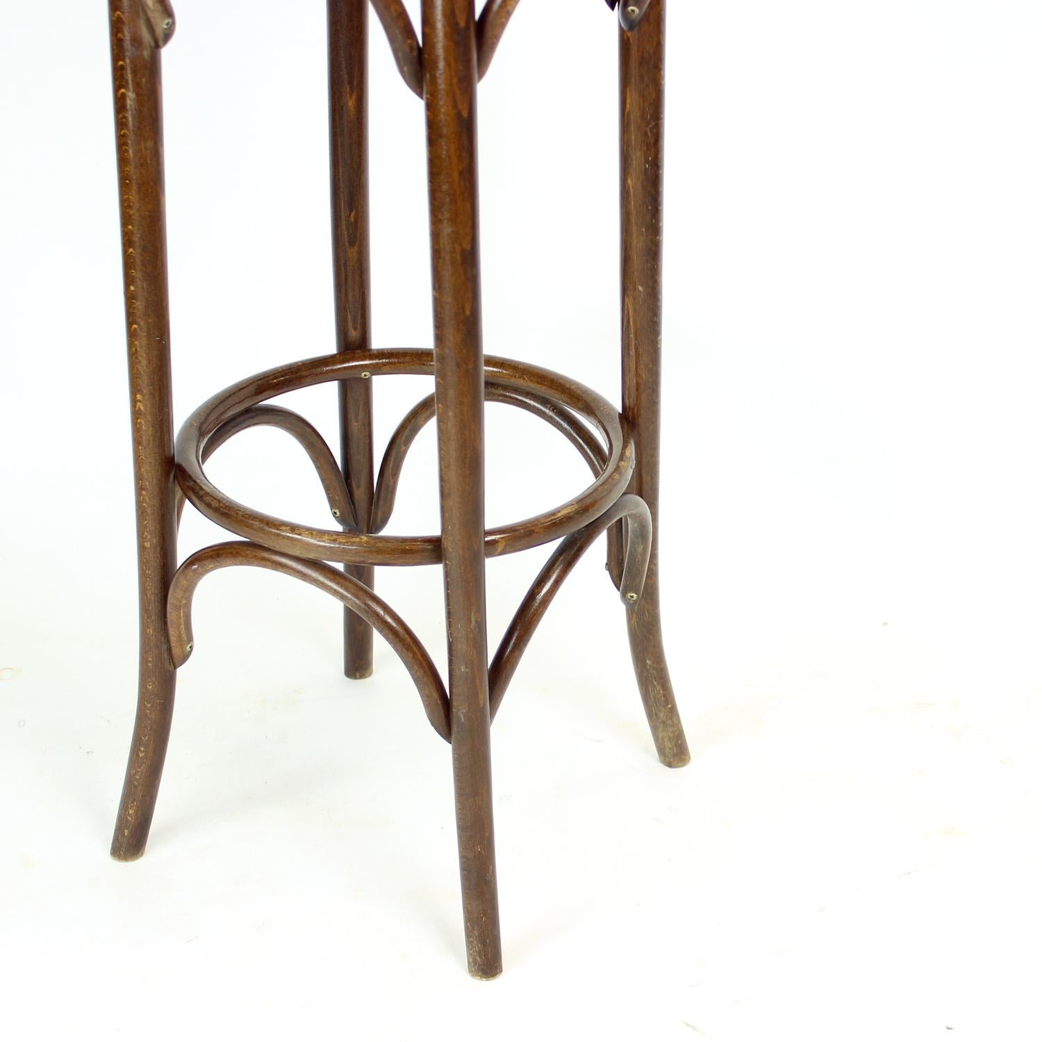 Thonet Design Bentwood Bar Stools No. 73 By Ton, Set Of 6 Bon état - En vente à Zohor, SK