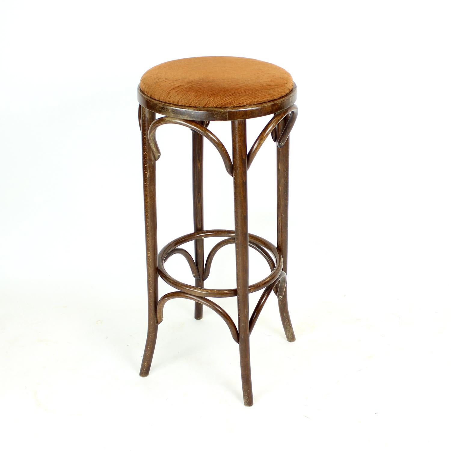 Milieu du XXe siècle Thonet Design Bentwood Bar Stools No. 73 By Ton, Set Of 6 en vente