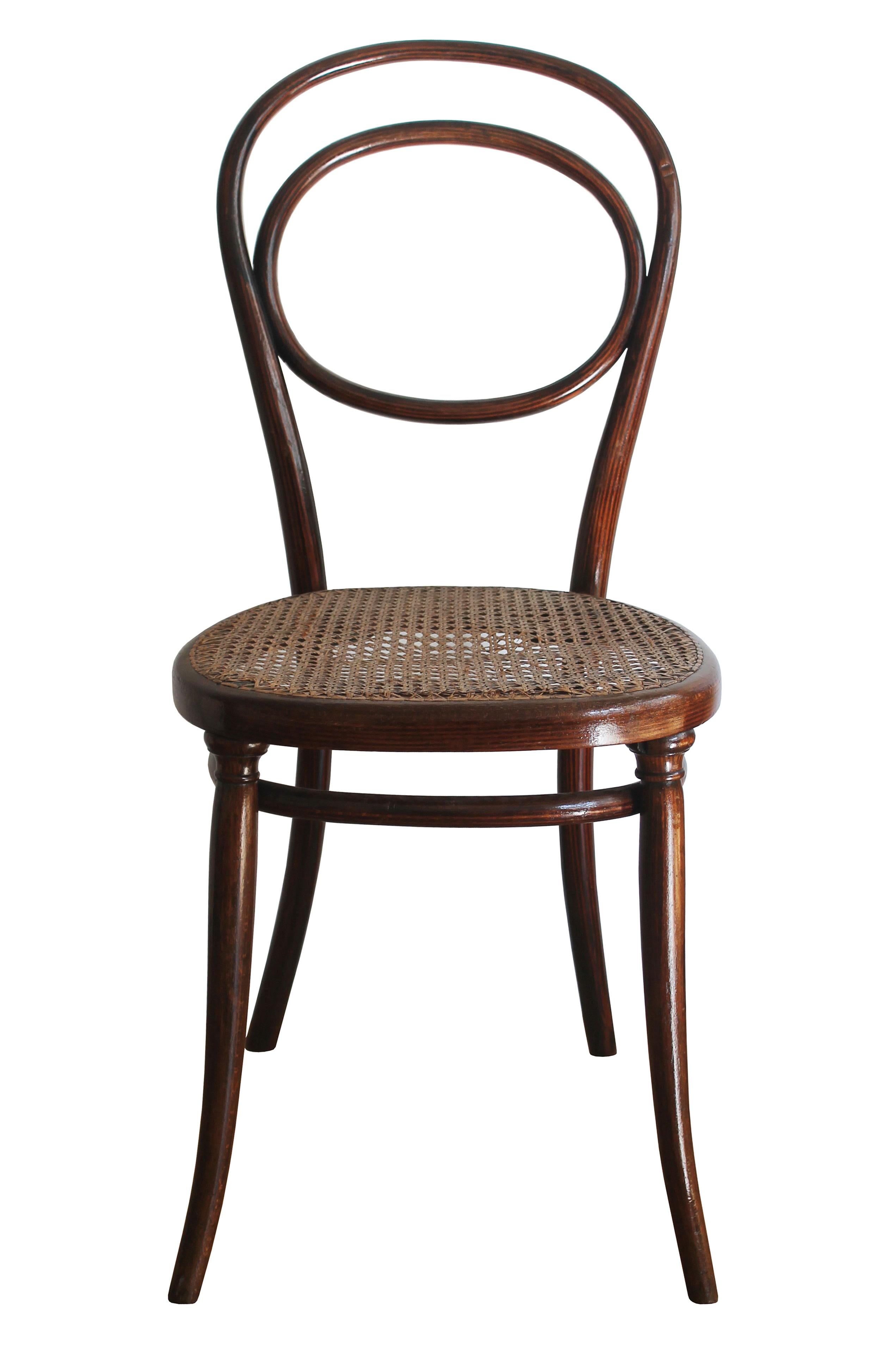 Ein seltener Bugholz-Esszimmerstuhl mit schön gemustertem Holz und geflochtenem Rattansitz. Dieses Stück wurde von den Gebrüdern Thonet um 1850 entworfen und hergestellt. Im alten Thonet-Möbelkatalog finden wir den Stuhl als 