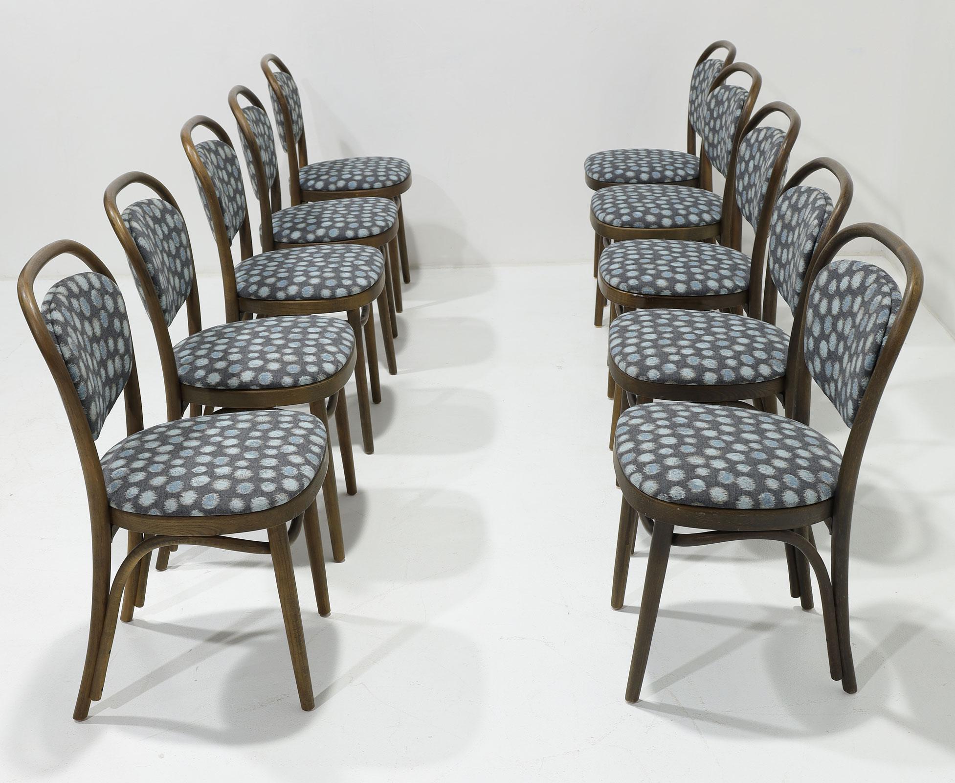 Ein schöner Satz von 10 Thonet Bugholz-Esszimmerstühlen. Die Stühle haben eine gepolsterte Sitzfläche und Rückenlehne. Toller Text! Wir haben sie mit einem Perennials Performance-Stoff in Blau-, Grau- und Brauntönen neu gepolstert. 