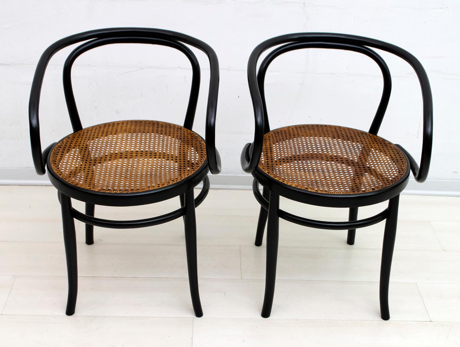 Pair of chairs in steam-bent beech and black lacquered, the seat is in handstitched Vienna straw, branded Thonet model 209.