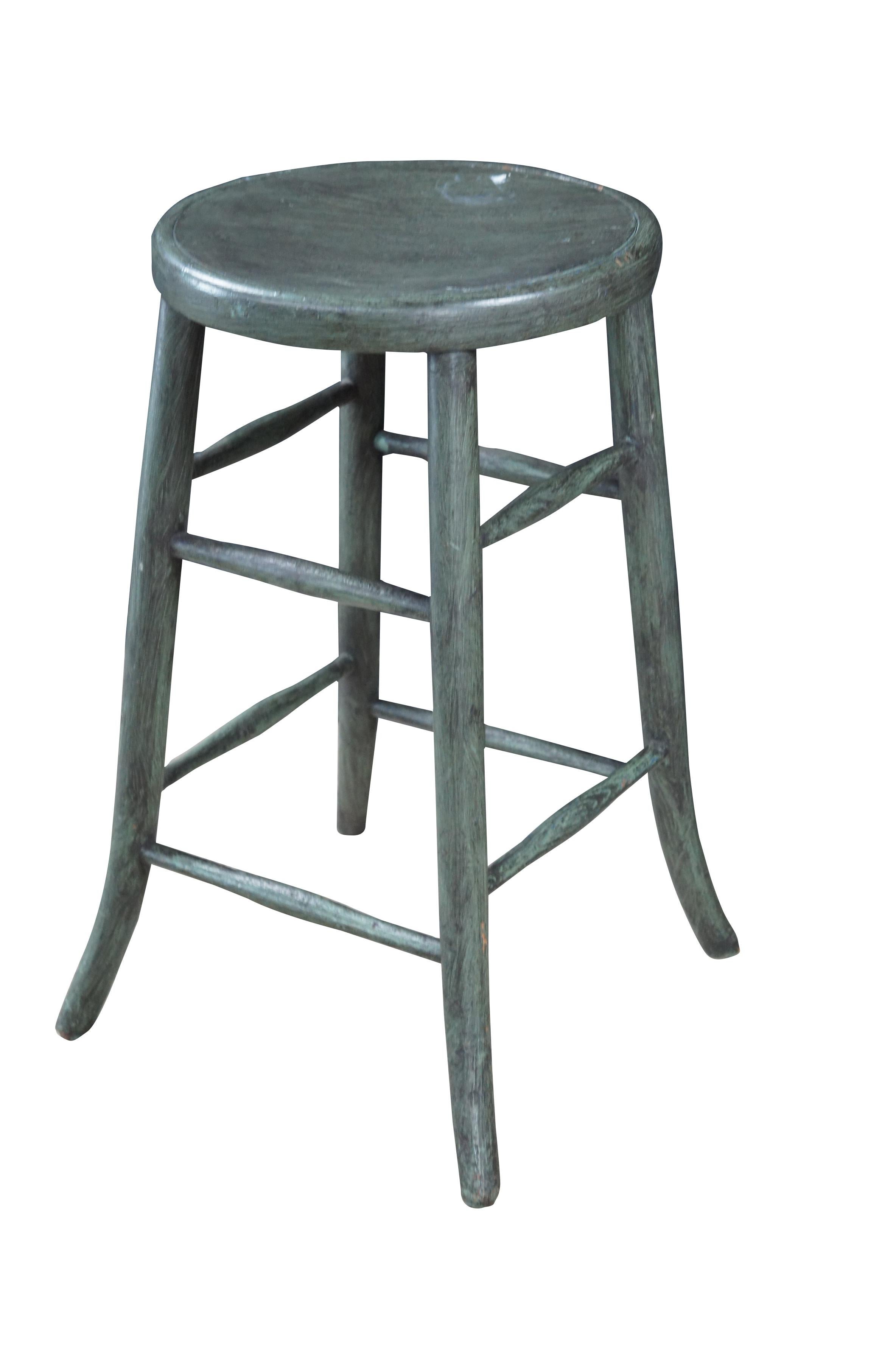 Thonet Taburete de granja de madera curvada pintada de verde de principios del siglo XX nº 216 Moderno en venta