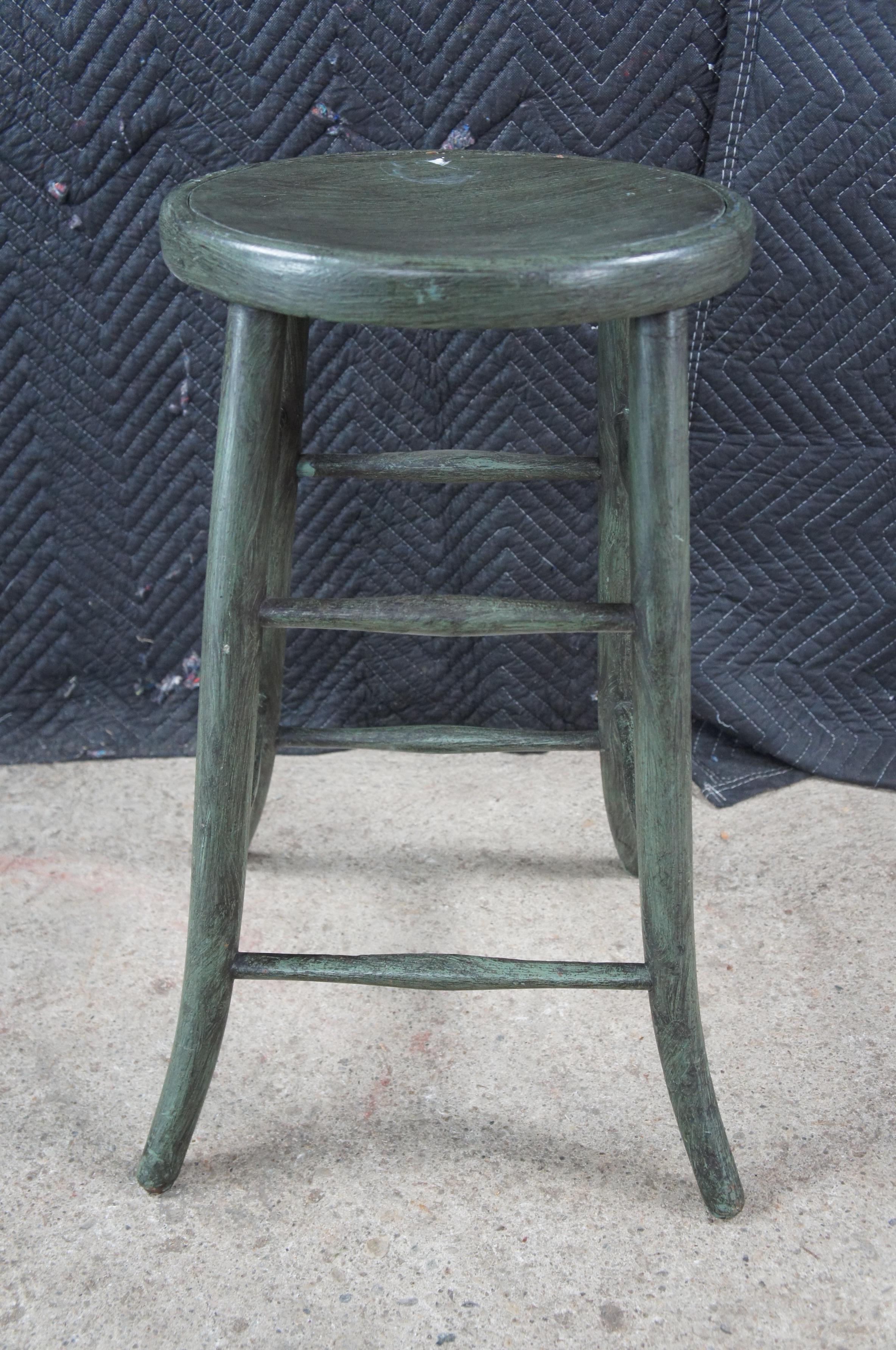 Thonet Taburete de granja de madera curvada pintada de verde de principios del siglo XX nº 216 Madera curvada en venta