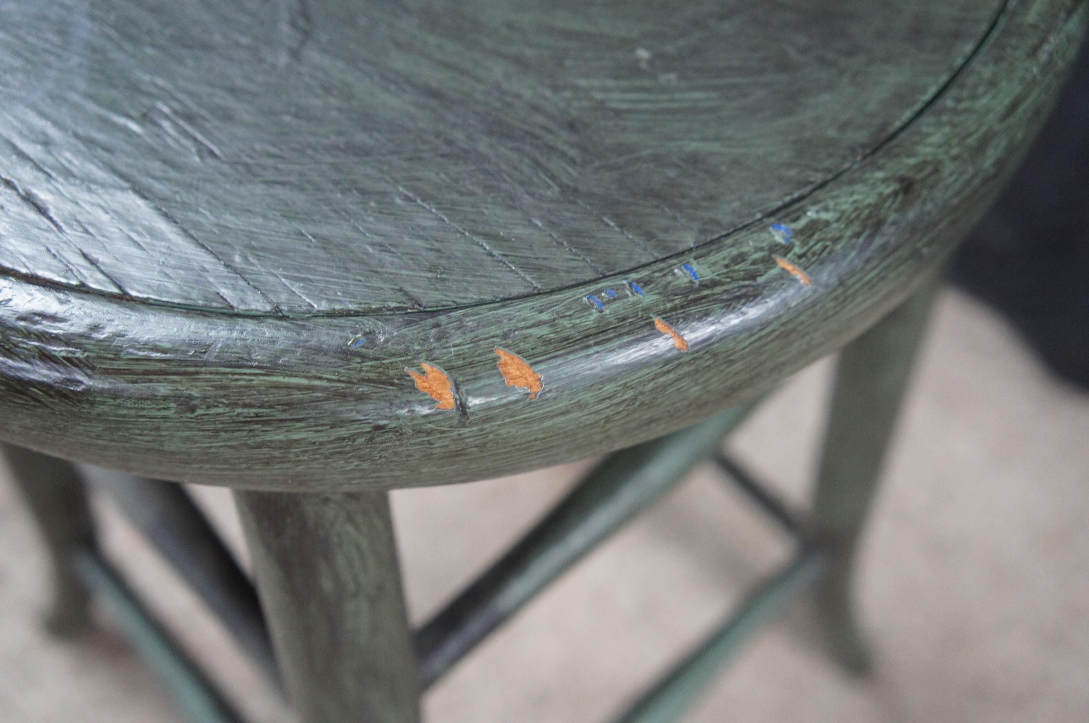 Thonet Taburete de granja de madera curvada pintada de verde de principios del siglo XX nº 216 en venta 2