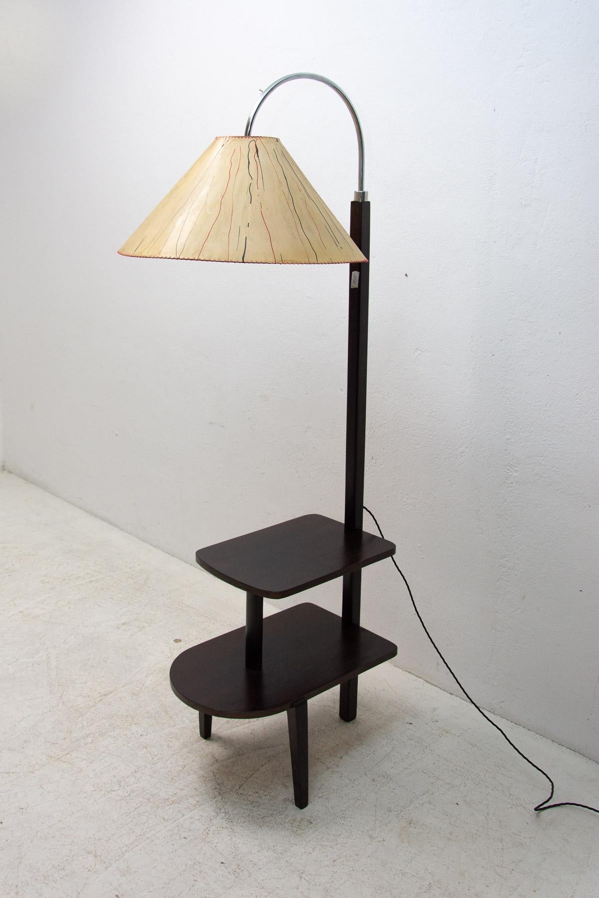 Thonet floor lamp ART DECO, cataloque No. D-623, made in Bohemia in 1920/1930´s. Chrome-plated rod with a wooden part – beech wood. Can be used also as a side table. Fully restored, new wiring, in high gloss finish. Missing a sticker. In excellent