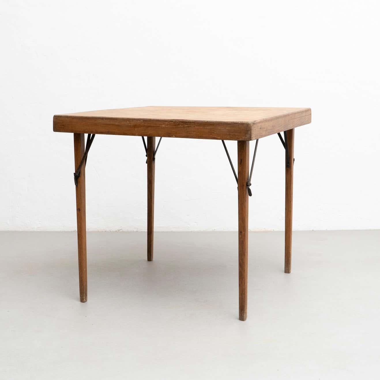 Rare table pliante T211 conçue par Thonet et fabriquée en Allemagne, vers 1930.

En bon état d'origine, avec une usure mineure conforme à l'âge et à l'usage, préservant une belle patine.

Dans les années 1830, Thonet a commencé à essayer de