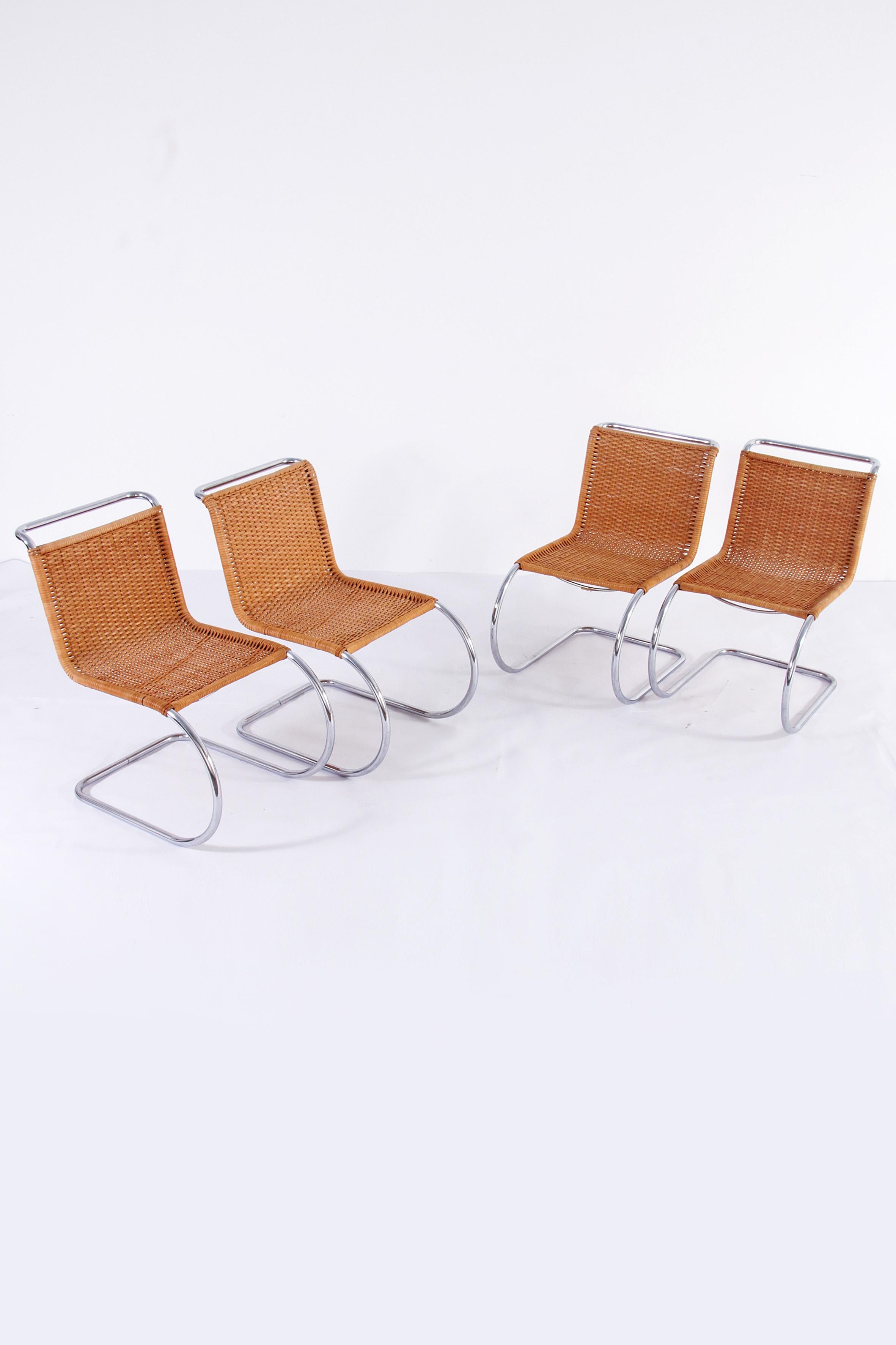 Thonet Iconic Ludwig Mies van der Rohe MR 533 Floating Chairs - Perfekter Zustand

Vier außergewöhnliche und makellose Ludwig Mies van der Rohe MR 533 Schwebestühle.

Der von Mies van der Rohe entworfene MR 533 wurde von dem revolutionären Konzept