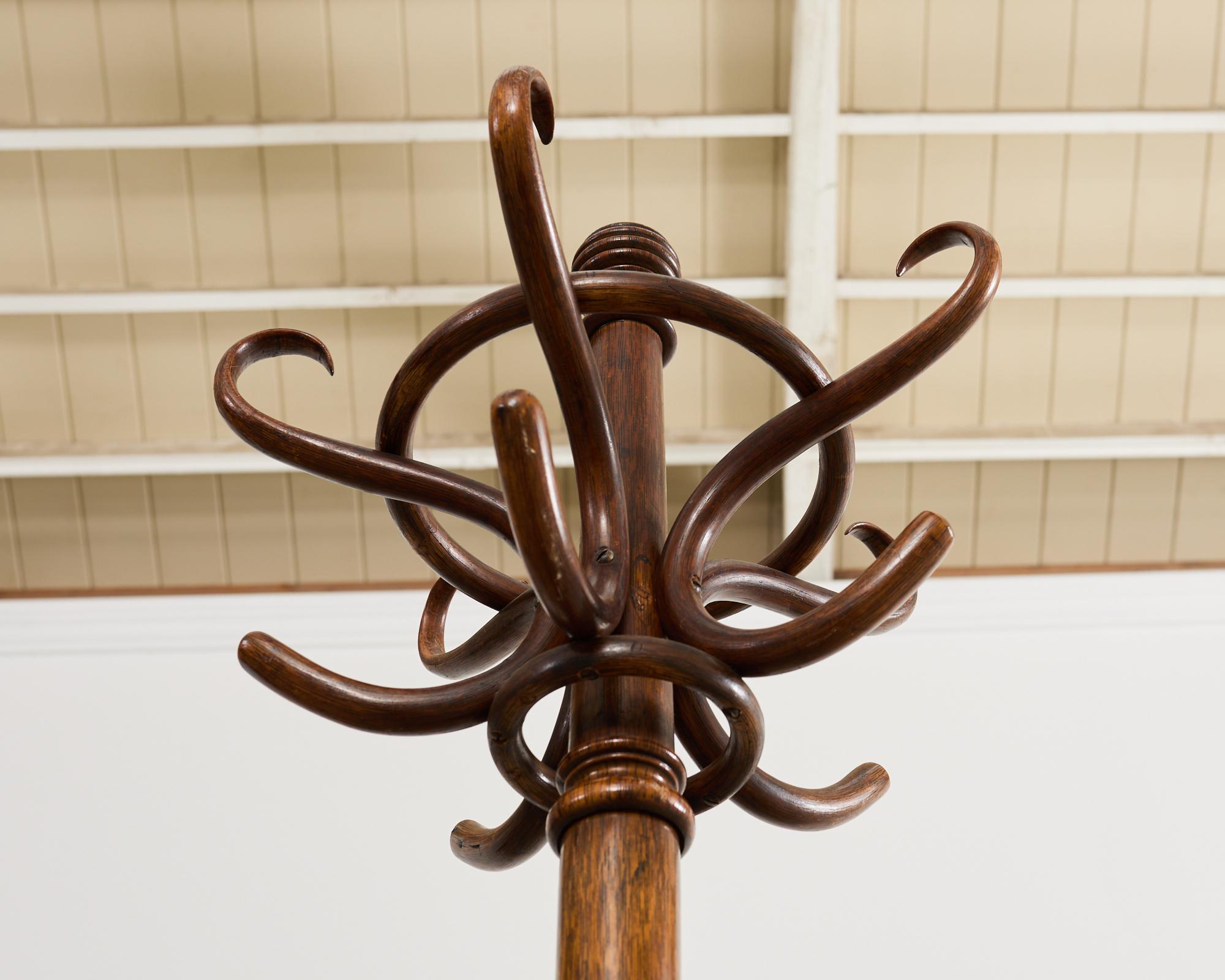 Thonet Kleinderstander Porte-manteau en bois courbé Umbrella Stand en vente 2