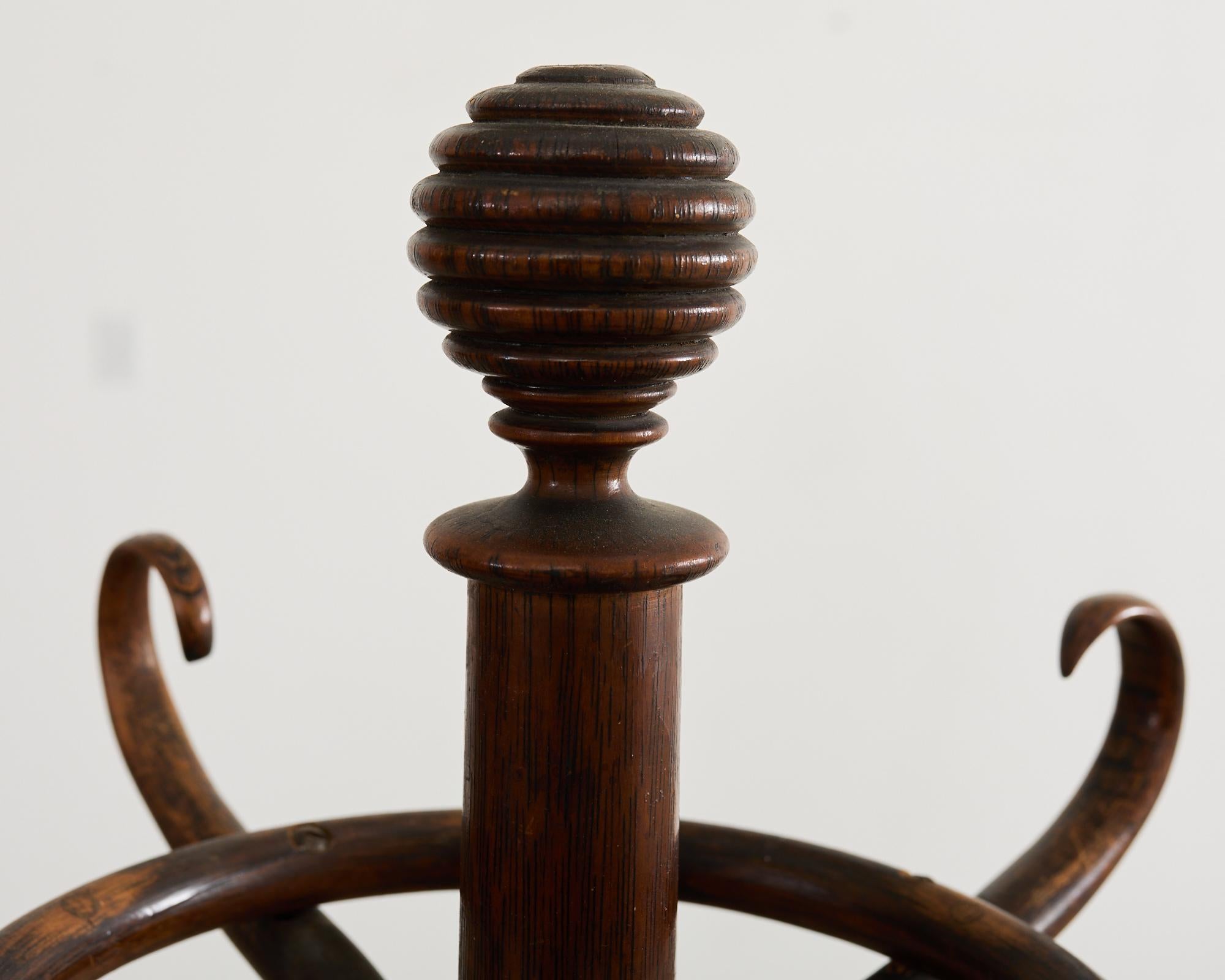 Thonet Kleinderstander Porte-manteau en bois courbé Umbrella Stand en vente 4