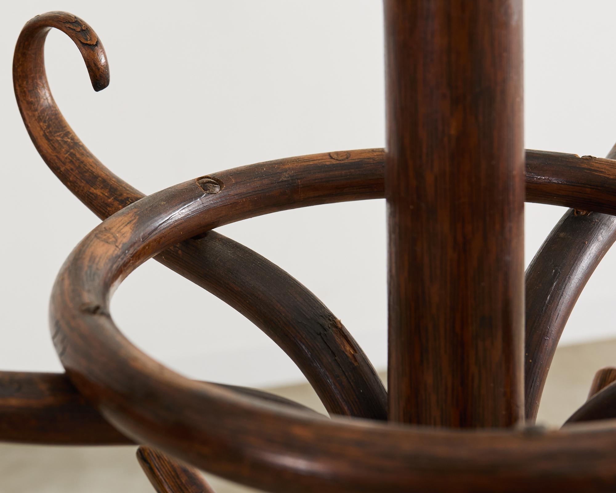 Thonet Kleinderstander Porte-manteau en bois courbé Umbrella Stand en vente 5