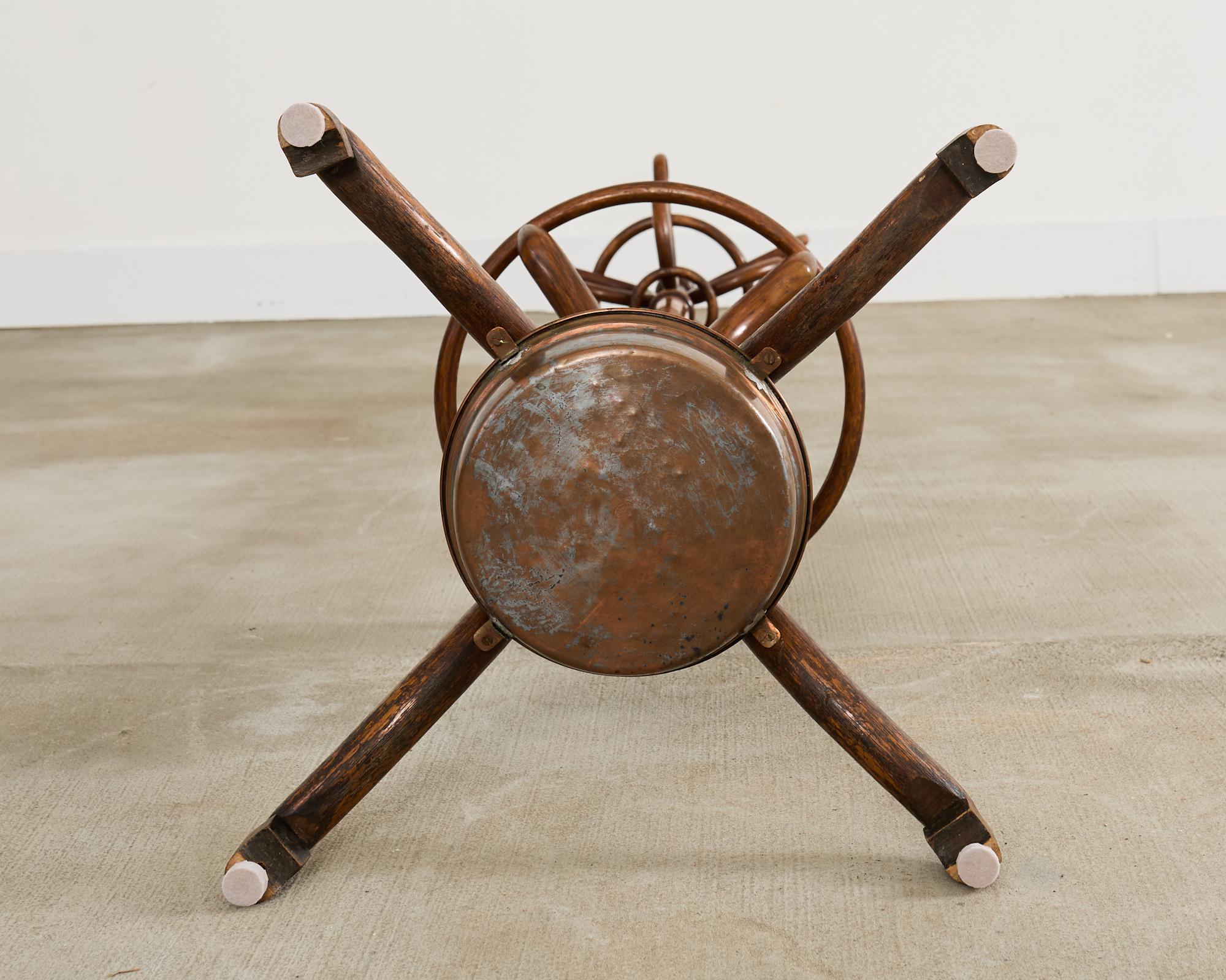 Thonet Kleinderstander Porte-manteau en bois courbé Umbrella Stand en vente 6