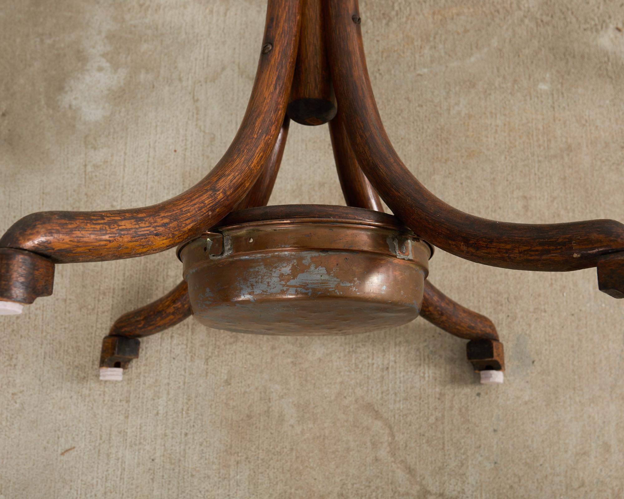 Thonet Kleinderstander Porte-manteau en bois courbé Umbrella Stand en vente 7