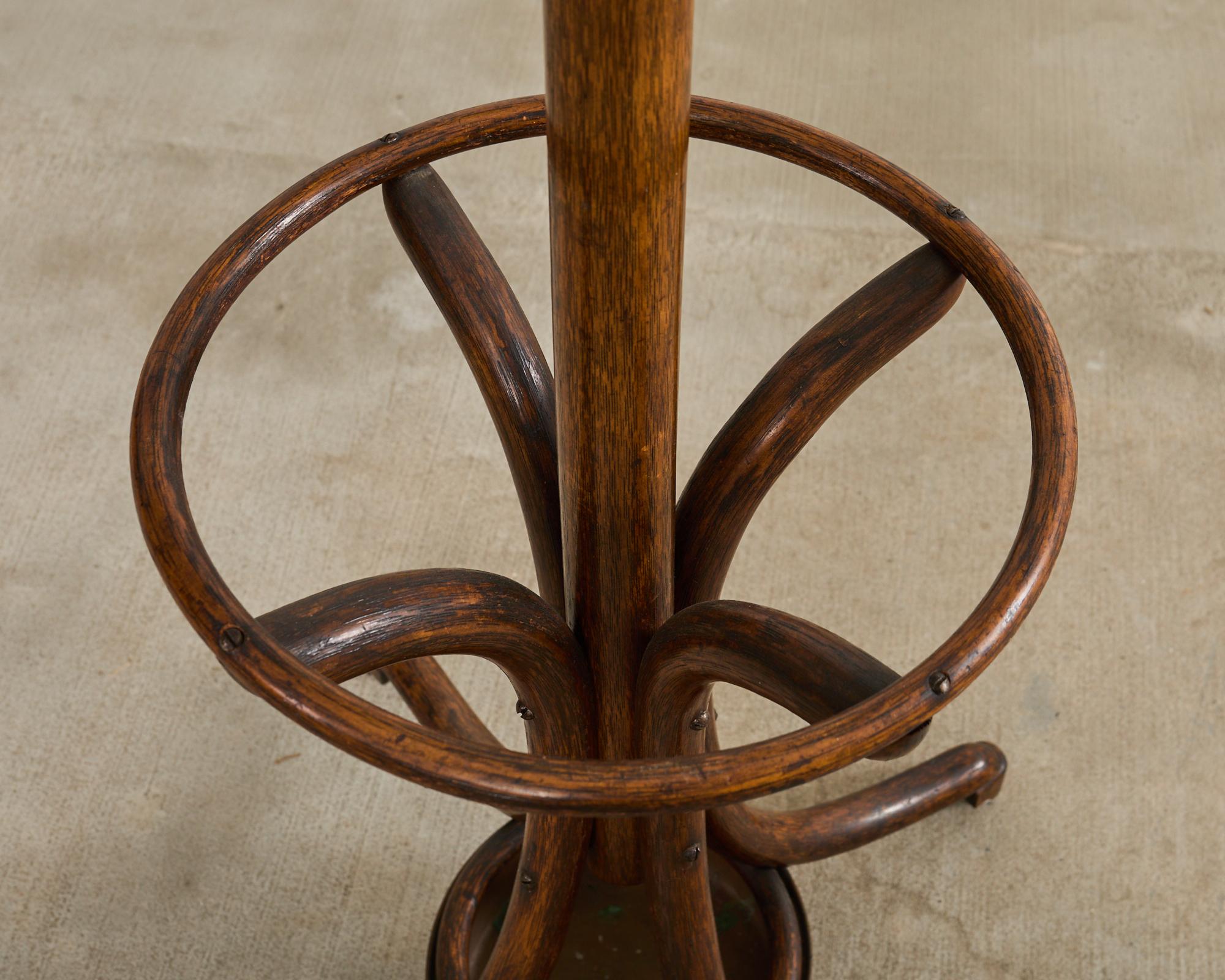 Autrichien Thonet Kleinderstander Porte-manteau en bois courbé Umbrella Stand en vente
