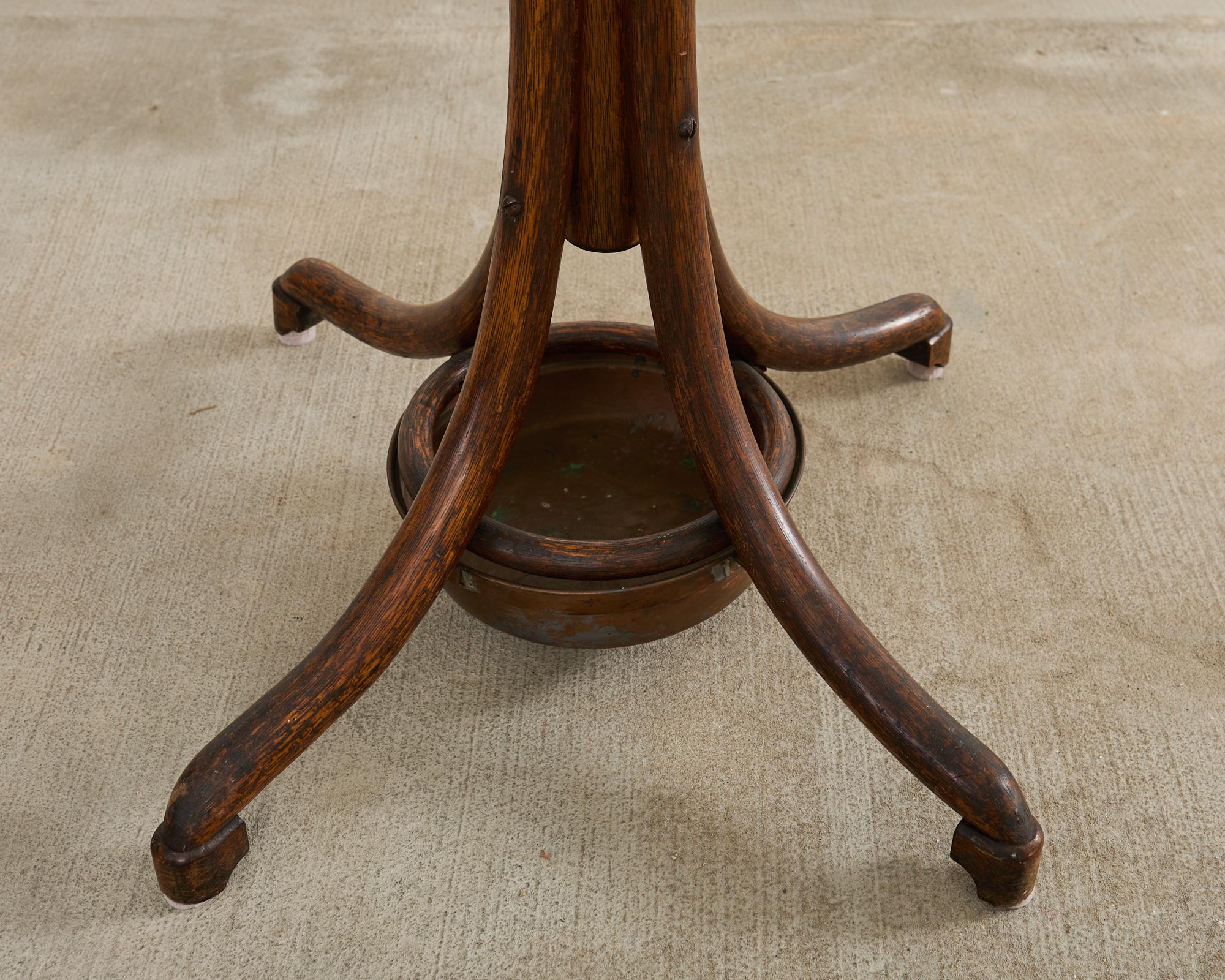 Fait main Thonet Kleinderstander Porte-manteau en bois courbé Umbrella Stand en vente