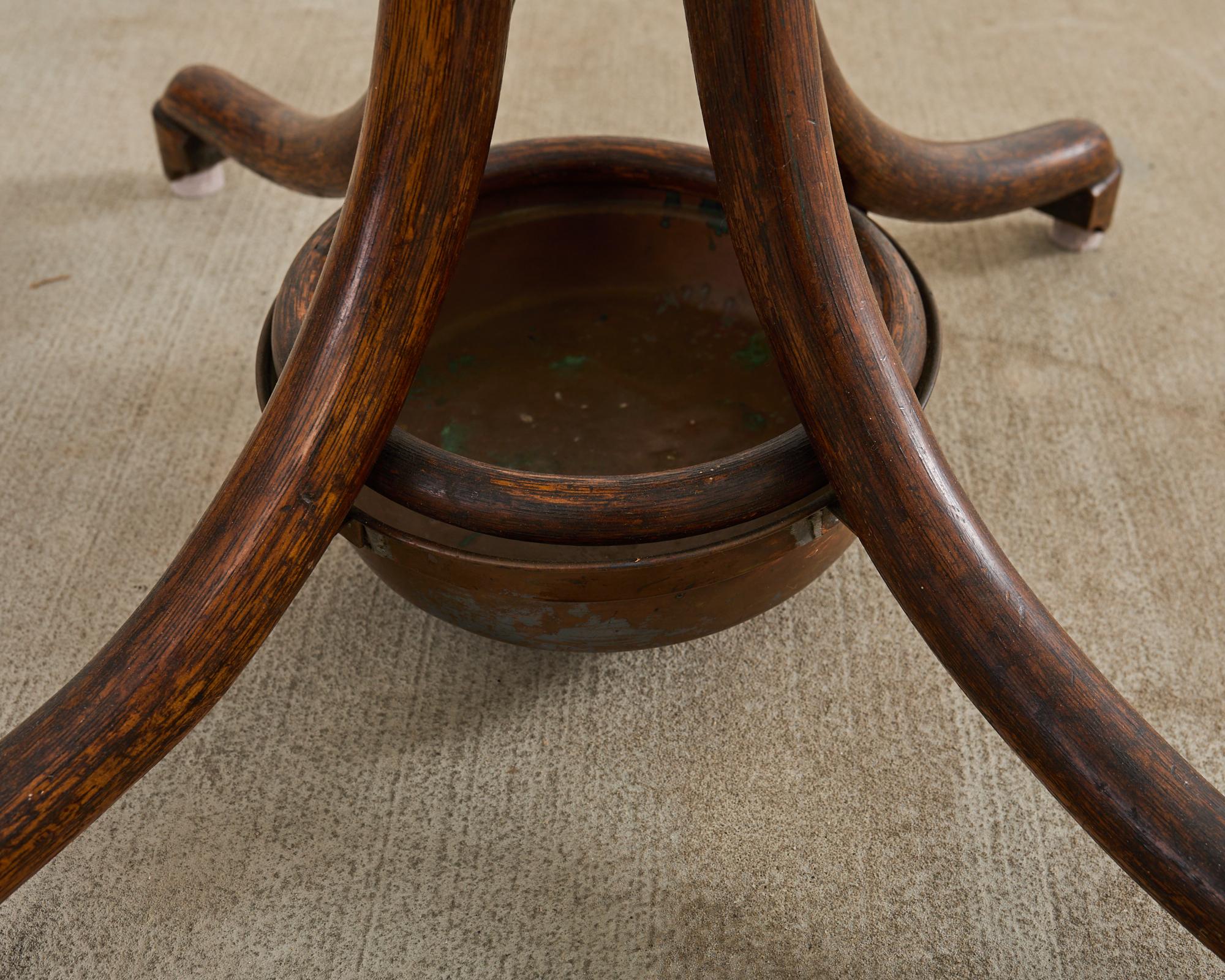 Thonet Kleinderstander Porte-manteau en bois courbé Umbrella Stand Bon état - En vente à Rio Vista, CA