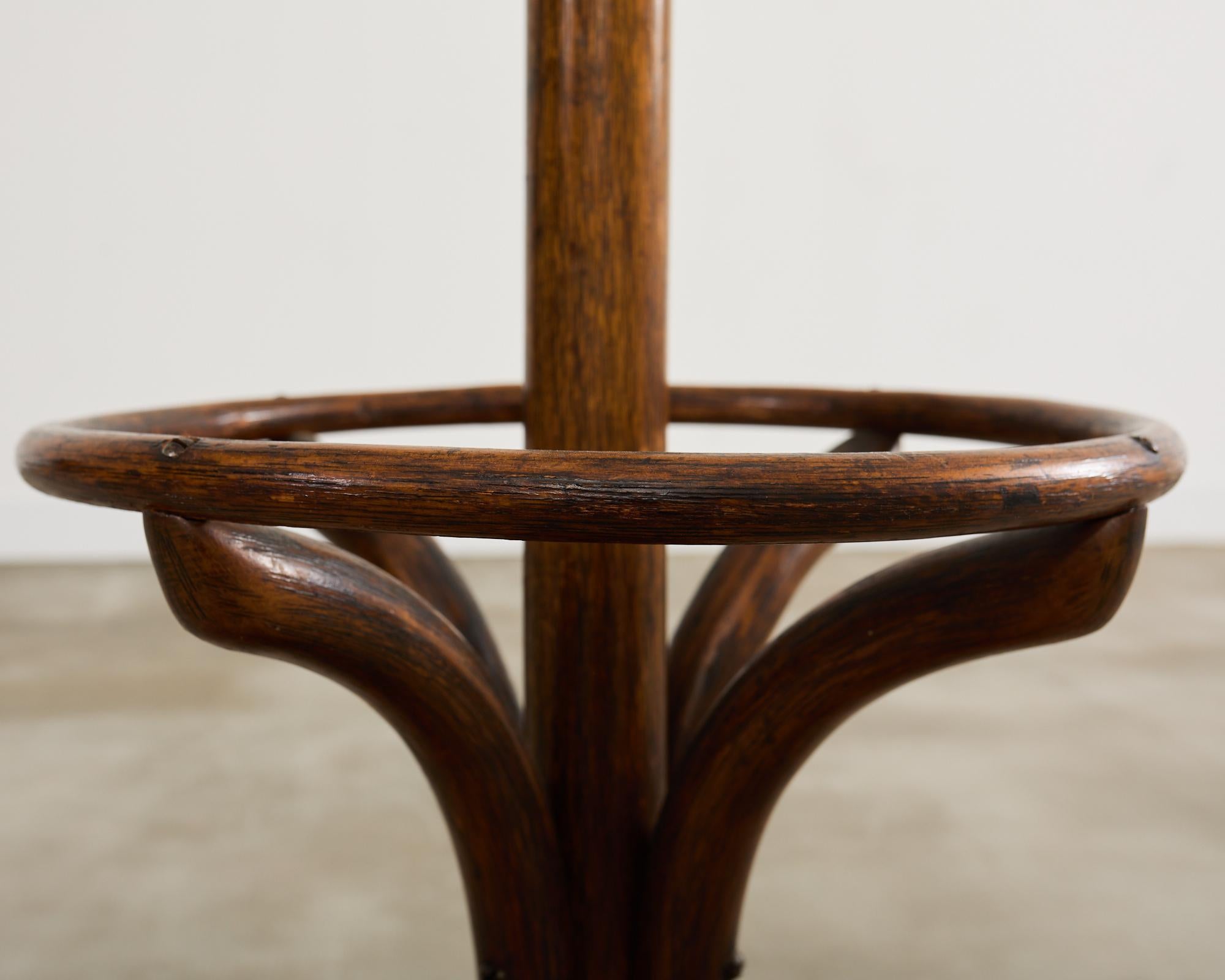 Thonet Kleinderstander Porte-manteau en bois courbé Umbrella Stand en vente 1